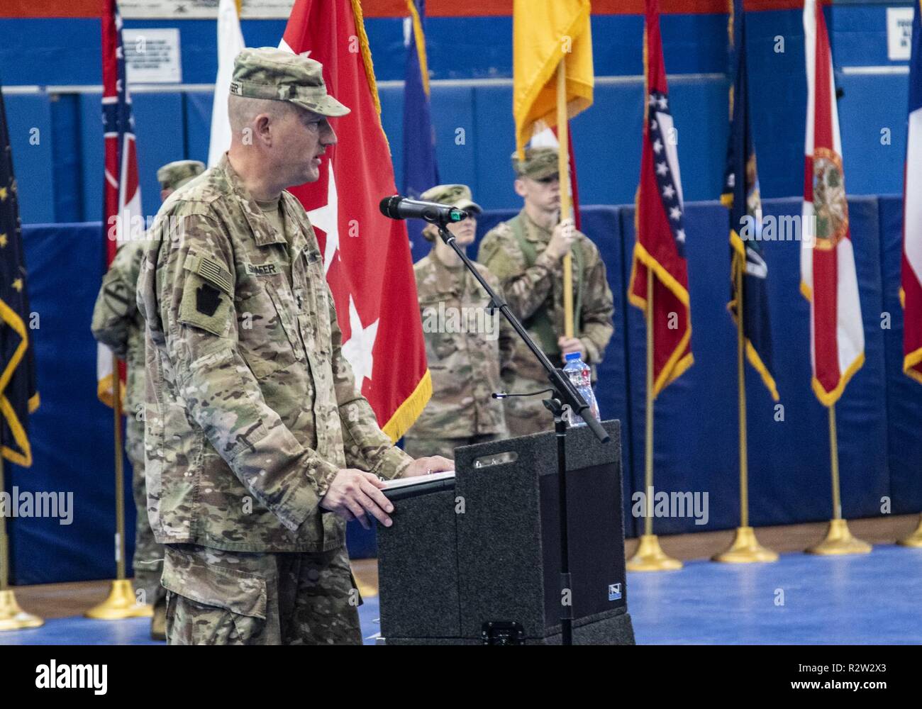 Maj Gen Andrew Schafer, 28 Infanterie Division kommandierenden General und Command Sgt. Maj. John Jones bei der Abteilung Farben bei einer Übertragung der Autorität Zeremonie Nov. 12, 2018. Dann Pennsylvania Army National Guard unit Hauptsitz und Sitz Bataillon übergeben die Verantwortung für die Task Force Spartan mission in der 34th Infantry Division, die sich aus Soldaten aus Iowa und Minnesota National Guard ist. Der 28.Division HHBN diente als Hauptquartier für rund 10.000 Soldaten Durchführung theater Security Operations im Nahen Osten. Stockfoto