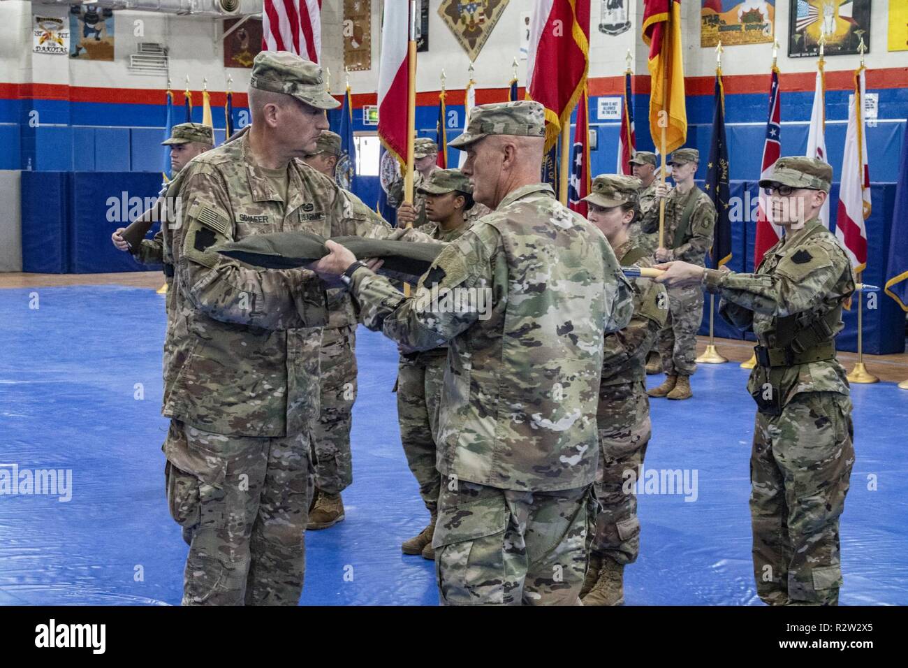 Maj Gen Andrew Schafer, 28 Infanterie Division kommandierenden General und Command Sgt. Maj. John Jones bei der Abteilung Farben bei einer Übertragung der Autorität Zeremonie Nov. 12, 2018. Dann Pennsylvania Army National Guard unit Hauptsitz und Sitz Bataillon übergeben die Verantwortung für die Task Force Spartan mission in der 34th Infantry Division, die sich aus Soldaten aus Iowa und Minnesota National Guard ist. Der 28.Division HHBN diente als Hauptquartier für rund 10.000 Soldaten Durchführung theater Security Operations im Nahen Osten. Stockfoto
