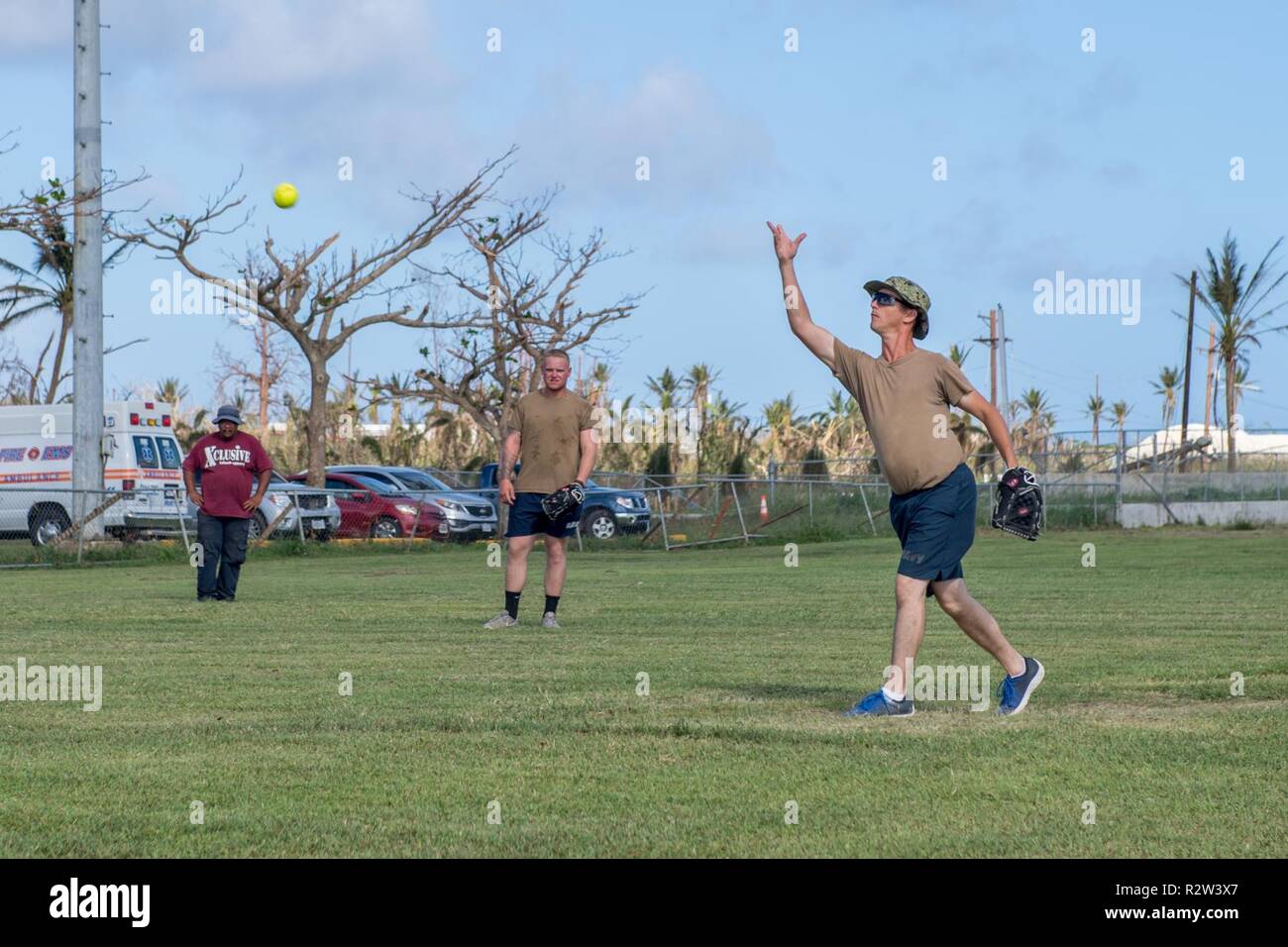 TINIAN, Commonwealth der Nördlichen Marianen (Nov. 9, 2018) Konstruktionsmechaniker 1. Klasse David Jellison, zugeordnet zu den Naval Mobile Konstruktion Bataillon (NMCB) (1), Trennung Guam, aus Austin, Texas, Plätze ein Softball während eines Softball Spiel zwischen Matrosen zu NMCB 1 und Marines zugeordnet zu bekämpfen Logistik Bataillon 31 zugeordnet. Service Mitglieder aus der gemeinsamen Region Marianas und US-Indo-Befehl sind die Verteidigungsministerium Unterstützung des Commonwealth von zivilen und lokalen Beamten der Nördlichen Marianen" als Teil der FEMA-unterstützte Super Typhoon Yutu recovery eff Stockfoto