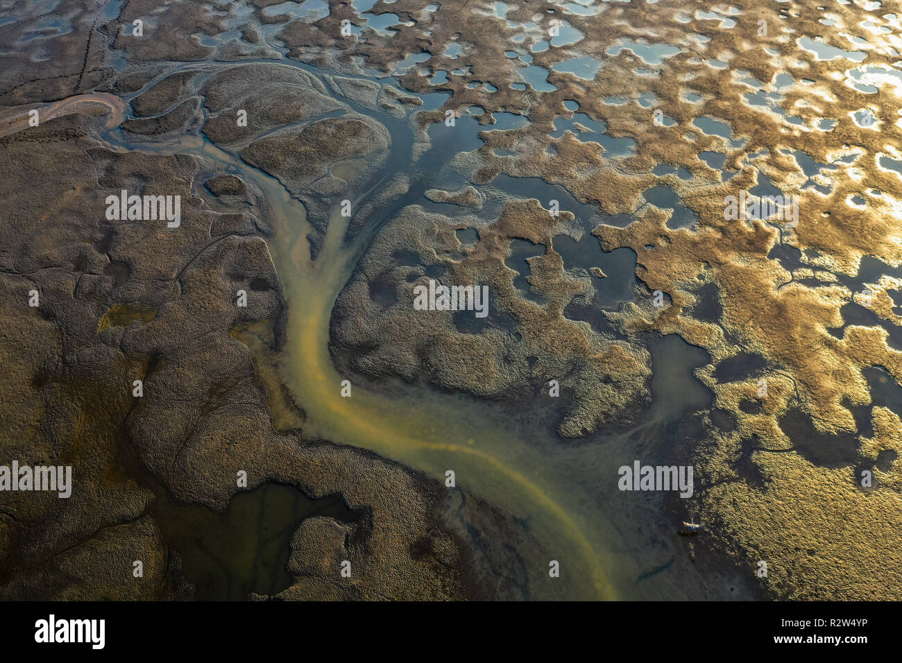 Spektakuläre Aussicht von oben nach unten Brummen auf schöne Landschaft von Pfützen und Abwasserstrom nach dem Ablassen des Wassers aus milickie Teiche in Polen gebildet. Stockfoto