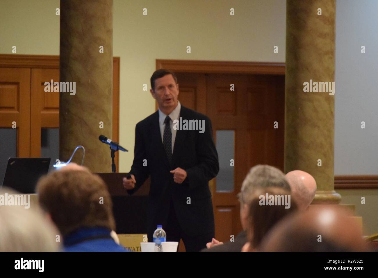 Buffalo Bezirk Technische Services Division Chief, David Conboy stellten sich bei der Stiftung des Ingenieurs von Ohio fallen kontinuierliche berufliche Entwicklung Konferenz in Powell, OH, am 2. November 2018. ( Stockfoto