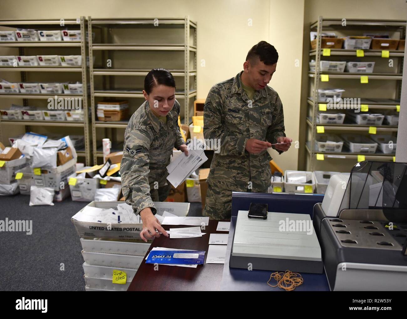 Us Air Force Piloten 1. Klasse Isabella Opichka, Links, und Gerald Johnson, beide 325 Force Support Squadron offizielle mail Techniker, eine e-mail an Tyndall Air Force Base, Fla., Nov. 12, 2018 organisieren. Die Poststelle ist schiefergedeckt, voll funktionsfähig Anfang Nov. 13. Stockfoto
