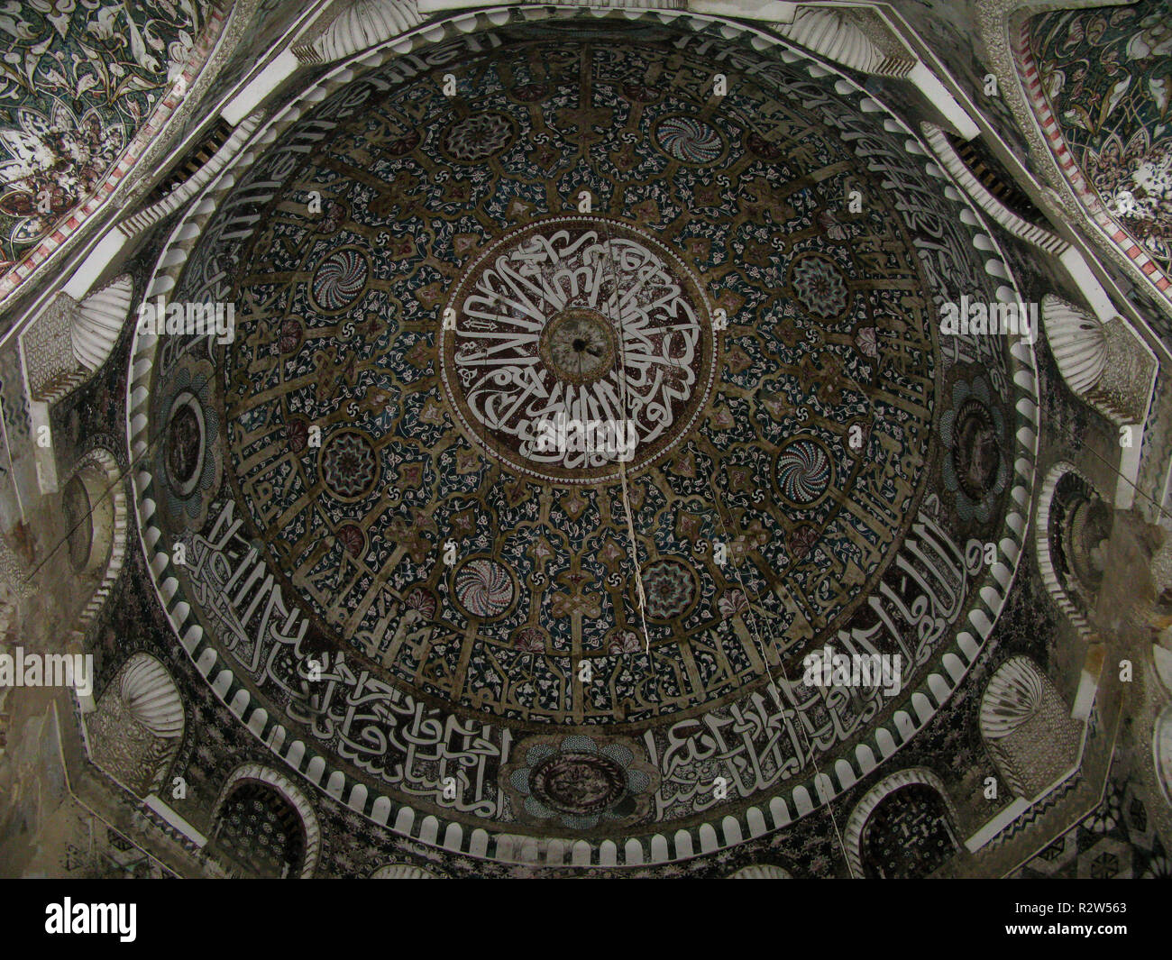 Innenansicht der Kuppel des aschrafiya Moschee in Taiz, Jemen Stockfoto