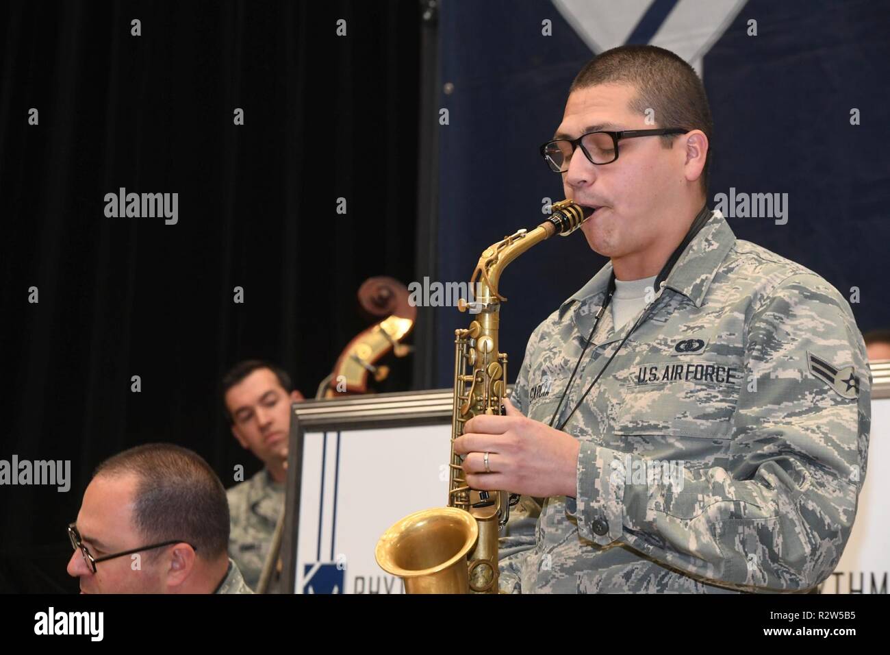 Airman First Class, Richard Garcia, Rhythmus in Blau alto saxophone Spieler, spielt während einer Trainingseinheit am Joint Base Langley-Eustis, Va., Nov. 26, 2018. Air Force bands dienen als ein dynamisches Element der künftigen Flieger in der United States Air Force zu dienen rekrutieren. In Partnerschaft mit Air Force Recruiting Service, führen Sie für Ereignisse, die das Interesse und die Begeisterung für den Militärdienst zu generieren. Stockfoto