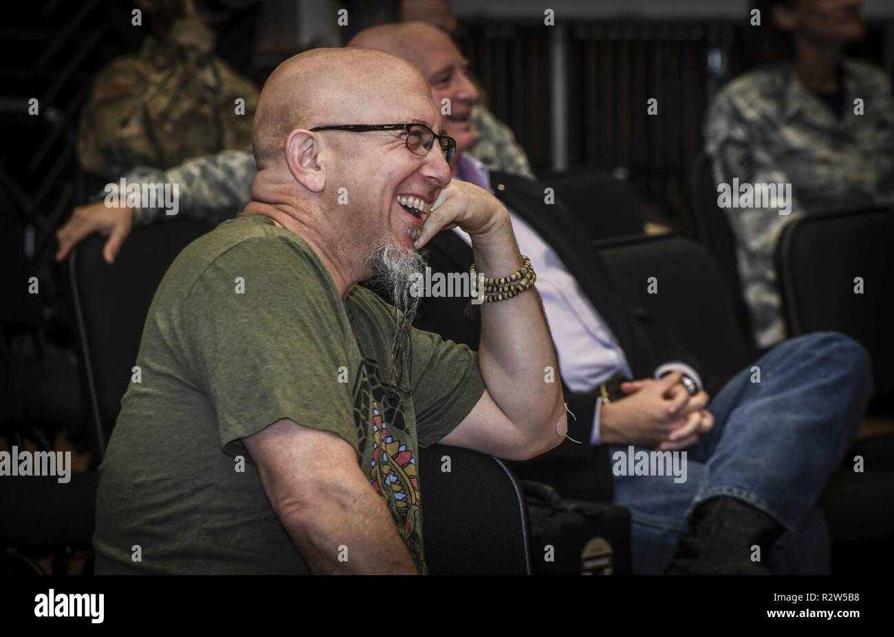 Grammy Award-winning saxophonist Jeff Coffin lacht mit Flieger bei einem Besuch der Rhythmus in Blue Jazz Band am Joint Base Langley-Eustis, Va., Nov. 26, 2018. Sarg ist international als Mitglied der Dave Matthews Band erkannt und ist auch ein fünf Grammy Award-winning Saxophonist, Komponist und Autor. Stockfoto