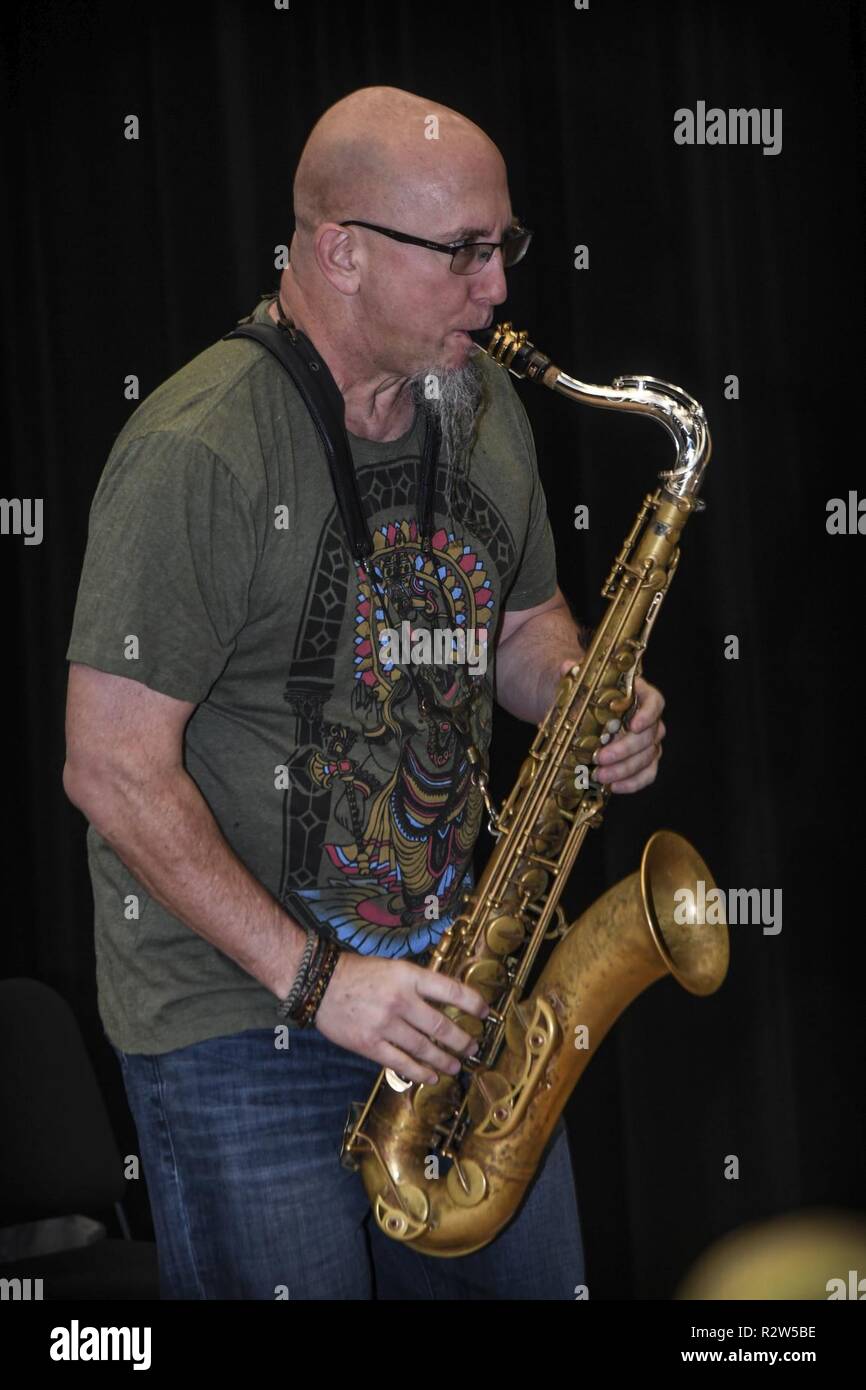 Grammy Award-winning Musiker Jeff Coffin spielt Tenorsaxophon während einer Trainingseinheit am Joint Base Langley-Eustis, Virginia, 26. Oktober, 2018. Sarg erörterte seine persönlichen Erfahrungen und betonte, die Auswirkungen von Musik auf der Welt machen können, wenn es verwendet wird, als ein Instrument der kulturellen Kluft zu überbrücken. Stockfoto