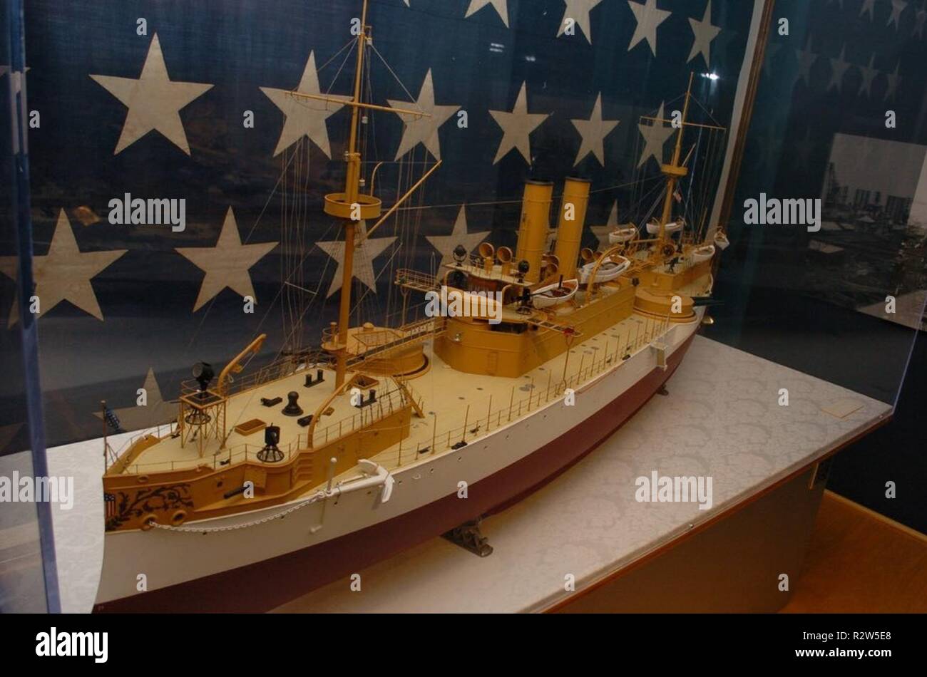 Am 18. November 1889, das Schlachtschiff USS Maine (ACR1) ist an der New York Navy Yard auf den Markt gebracht. Sie wurde 1895 in Betrieb genommen und war das erste US-Marine Kriegsschiff nach dem Zustand von Maine genannt zu werden. Sie gewinnt nationale Aufmerksamkeit, als sie plötzlich am 15. Februar 1898 explodierte, während im Hafen von Havanna, Kuba. Die Hampton Roads Naval Museum enthält ein detailliertes Modell der USS Maine in Ihrer Galerie. Hinter dem Modell ist die Naval Jack von der Maine. Taucher die Untersuchung der Explosion auf dem Linienschiff wieder die Buchse von der Maine. Auf der Rückseite, es liest "Union Nr. 3 Navy Yard New York 1892.". Stockfoto