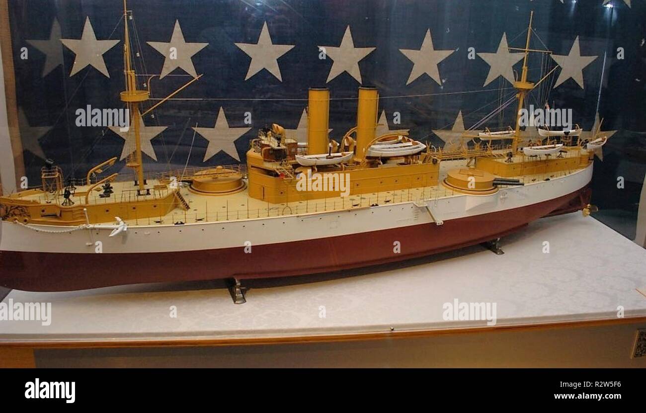 Am 18. November 1889, das Schlachtschiff USS Maine (ACR1) ist an der New York Navy Yard auf den Markt gebracht. Sie wurde 1895 in Betrieb genommen und war das erste US-Marine Kriegsschiff nach dem Zustand von Maine genannt zu werden. Sie gewinnt nationale Aufmerksamkeit, als sie plötzlich am 15. Februar 1898 explodierte, während im Hafen von Havanna, Kuba. Die Hampton Roads Naval Museum enthält ein detailliertes Modell der USS Maine in Ihrer Galerie. Hinter dem Modell ist die Naval Jack von der Maine. Taucher die Untersuchung der Explosion auf dem Linienschiff wieder die Buchse von der Maine. Auf der Rückseite, es liest "Union Nr. 3 Navy Yard New York 1892.". Stockfoto
