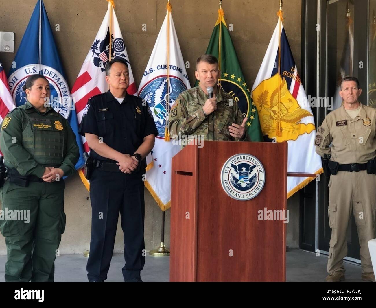 Us-Armee Nord Befehlshaber Generalleutnant Jeffrey Buchanan, spricht auf einer Pressekonferenz mit US-amerikanischen Zoll- und Grenzschutzbehörden Beamte an der Calexico Einstiegspunkt in der Nähe von El Centro, Kalifornien November 13. Generalleutnant Buchanan dient als Vorwärts operative Commander US Northern Command im Tag-zu-Tag Unterstützung Ministerium für Heimatschutz und das CBP die südliche Grenze der Vereinigten Staaten zu sichern. Stockfoto