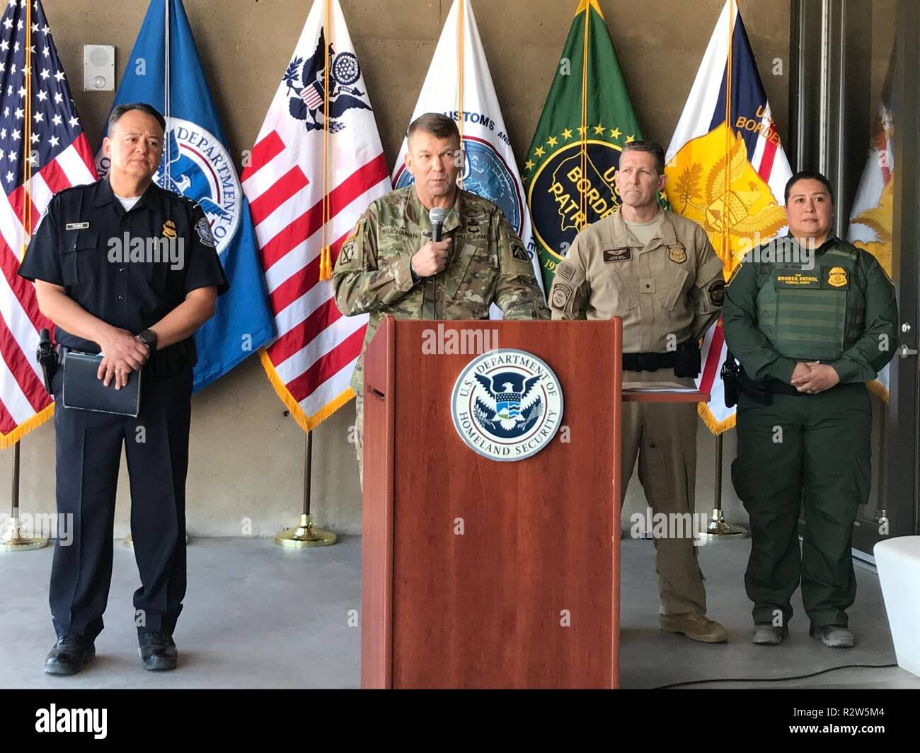 Lt General Jeffrey Buchanan Adressen media Outlets im Calexico Einfuhrhafen in Bezug auf militärische Unterstützung des CBP Betrieb sichere Leitung. Er ist von Pete Flores, San Diego Direktor der Feldeinsätze, Hunter Davis, Direktor von Luft und Marine in San Diego, und Gloria Chavez, Chief PATROL-Agenten der El Centro Border Patrol Sektor. November 13, 2018. Stockfoto