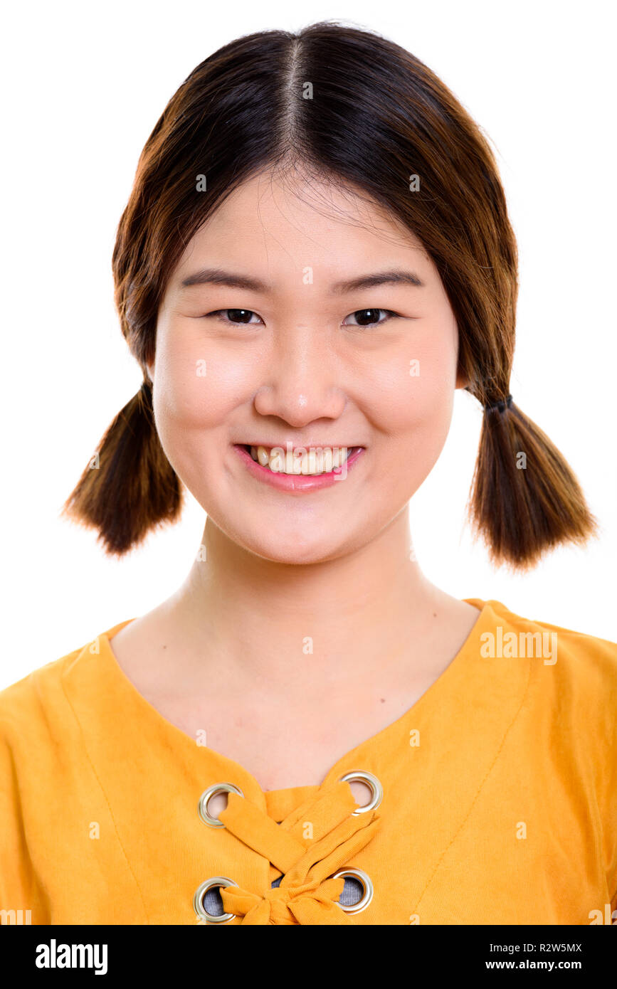 Gesicht der jungen asiatischen Glücklich lächelnde Frau mit Zöpfen Stockfoto