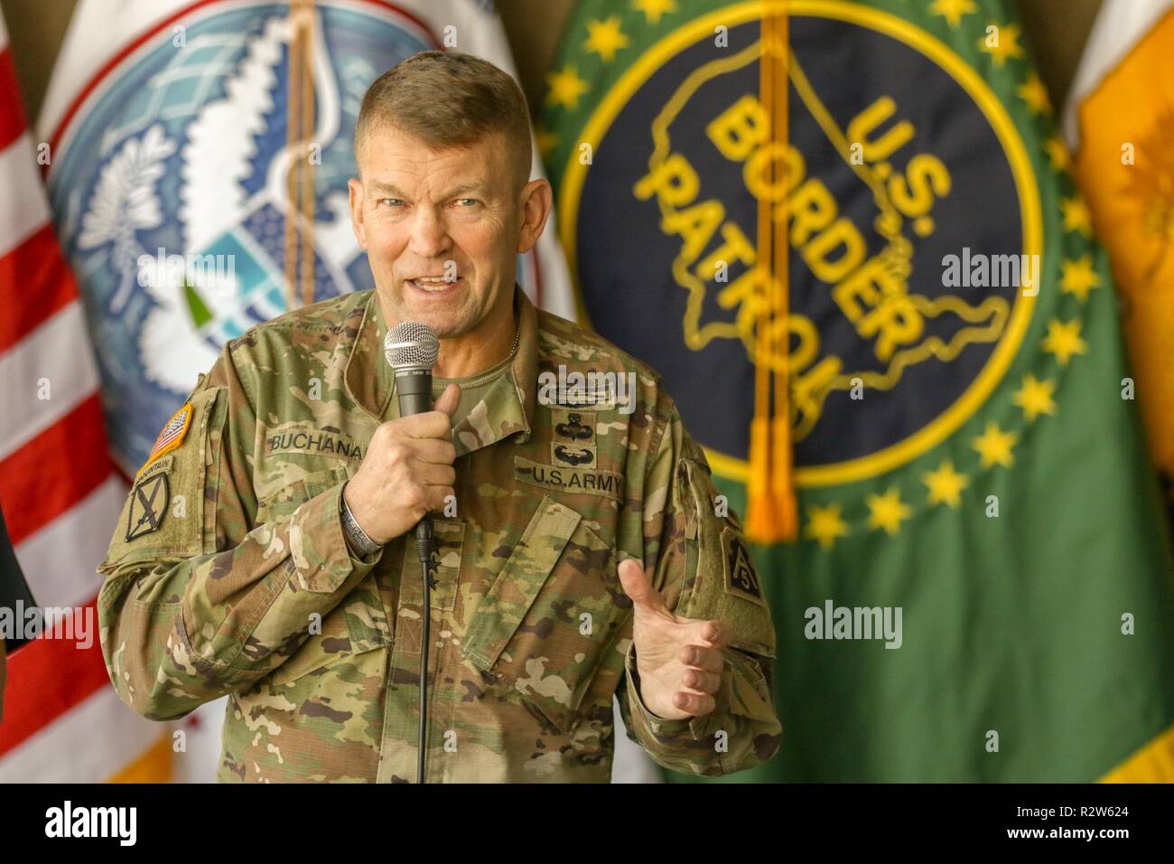 Generalleutnant Jeffrey Buchanan, Befehlen, U.S. Army Joint Forces Land Component Command, führt eine Umfrage, trifft mit US-amerikanischen Zoll- und Grenzschutzbehörden Beamte und beantwortet Fragen während einer Pressekonferenz in der Calexico West Port an Calexico, Kalifornien am 13. November 2018. Us Northern Command ist die militärische Unterstützung für das Ministerium für Heimatschutz und den US-amerikanischen Zoll- und Grenzschutzbehörden der südlichen Grenze der Vereinigten Staaten zu sichern. Stockfoto