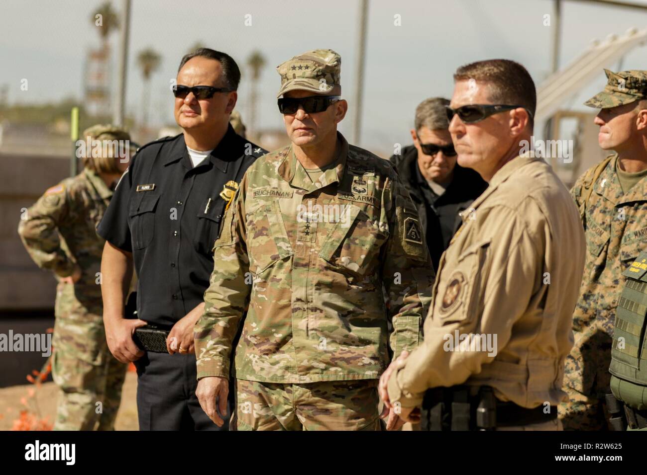 Generalleutnant Jeffrey Buchanan, Befehlen, U.S. Army Joint Forces Land Component Command, führt eine Umfrage, trifft mit US-amerikanischen Zoll- und Grenzschutzbehörden Beamte und beantwortet Fragen während einer Pressekonferenz in der Calexico West Port an Calexico, Kalifornien am 13. November 2018. Us Northern Command ist die militärische Unterstützung für das Ministerium für Heimatschutz und den US-amerikanischen Zoll- und Grenzschutzbehörden der südlichen Grenze der Vereinigten Staaten zu sichern. Stockfoto