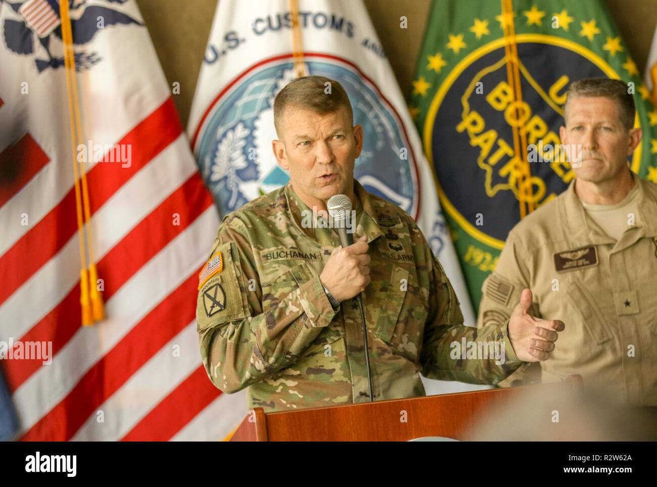 Generalleutnant Jeffrey Buchanan, Befehlen, U.S. Army Joint Forces Land Component Command, führt eine Umfrage, trifft mit US-amerikanischen Zoll- und Grenzschutzbehörden Beamte und beantwortet Fragen während einer Pressekonferenz in der Calexico West Port an Calexico, Kalifornien am 13. November 2018. Us Northern Command ist die militärische Unterstützung für das Ministerium für Heimatschutz und den US-amerikanischen Zoll- und Grenzschutzbehörden der südlichen Grenze der Vereinigten Staaten zu sichern. Stockfoto