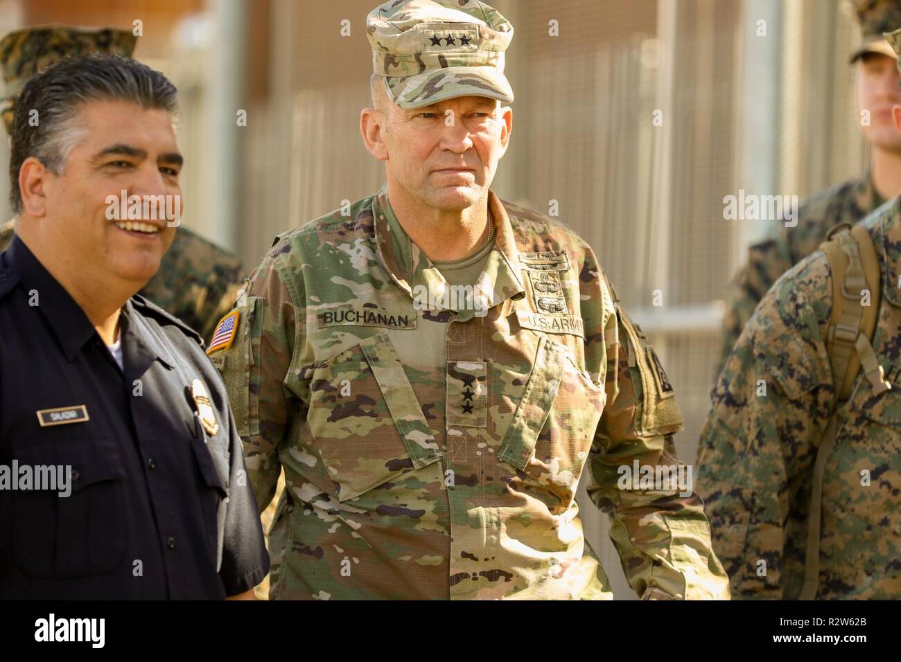 Generalleutnant Jeffrey Buchanan, Befehlen, U.S. Army Joint Forces Land Component Command, führt eine Umfrage, trifft mit US-amerikanischen Zoll- und Grenzschutzbehörden Beamte und beantwortet Fragen während einer Pressekonferenz in der Calexico West Port an Calexico, Kalifornien am 13. November 2018. Us Northern Command ist die militärische Unterstützung für das Ministerium für Heimatschutz und den US-amerikanischen Zoll- und Grenzschutzbehörden der südlichen Grenze der Vereinigten Staaten zu sichern. Stockfoto