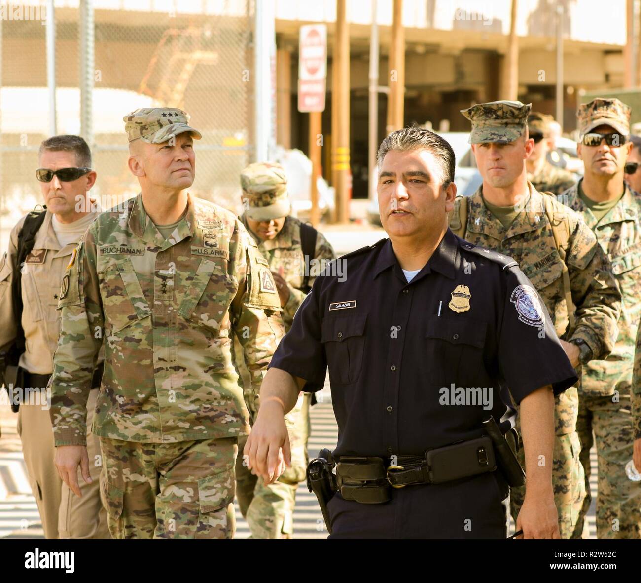 Generalleutnant Jeffrey Buchanan, Befehlen, U.S. Army Joint Forces Land Component Command, führt eine Umfrage, trifft mit US-amerikanischen Zoll- und Grenzschutzbehörden Beamte und beantwortet Fragen während einer Pressekonferenz in der Calexico West Port an Calexico, Kalifornien am 13. November 2018. Us Northern Command ist die militärische Unterstützung für das Ministerium für Heimatschutz und den US-amerikanischen Zoll- und Grenzschutzbehörden der südlichen Grenze der Vereinigten Staaten zu sichern. Stockfoto