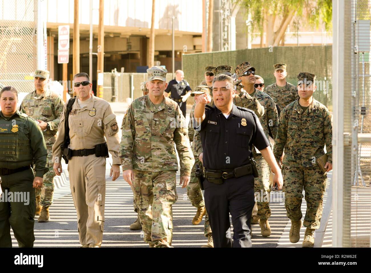 Generalleutnant Jeffrey Buchanan, Befehlen, U.S. Army Joint Forces Land Component Command, führt eine Umfrage, trifft mit US-amerikanischen Zoll- und Grenzschutzbehörden Beamte und beantwortet Fragen während einer Pressekonferenz in der Calexico West Port an Calexico, Kalifornien am 13. November 2018. Us Northern Command ist die militärische Unterstützung für das Ministerium für Heimatschutz und den US-amerikanischen Zoll- und Grenzschutzbehörden der südlichen Grenze der Vereinigten Staaten zu sichern. Stockfoto