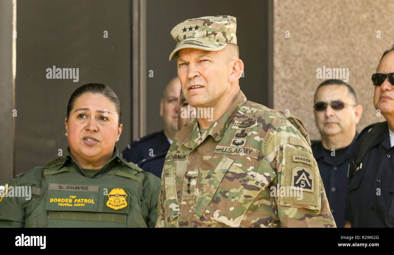 Generalleutnant Jeffrey Buchanan, Befehlen, U.S. Army Joint Forces Land Component Command, führt eine Umfrage, trifft mit US-amerikanischen Zoll- und Grenzschutzbehörden Beamte und beantwortet Fragen während einer Pressekonferenz in der Calexico West Port an Calexico, Kalifornien am 13. November 2018. Us Northern Command ist die militärische Unterstützung für das Ministerium für Heimatschutz und den US-amerikanischen Zoll- und Grenzschutzbehörden der südlichen Grenze der Vereinigten Staaten zu sichern. Stockfoto