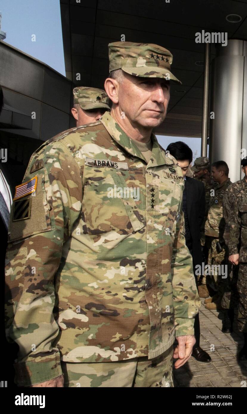 Us-Armee General Robert B. Abrams, Vereinten Nationen Befehl Commander, Führungen auf dem Dach der Joint Security Area (JSA), Panmunjom, der Republik Korea, Nov. 10, 2018. Abrams führte eine erste Schlachtfeld Zirkulation der JSA der alltäglichen Vorgänge und verschaffen Sie sich einen Einblick in den aktuellen Zustand der Demilitarisierten Zone zu verstehen. Stockfoto