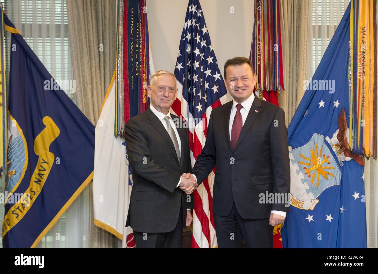 Us-Verteidigungsminister James N. Mattis, trifft sich mit Polens Verteidigungsminister Mariusz Blaszczak im Pentagon, Nov. 13, 2018. (DoD Stockfoto