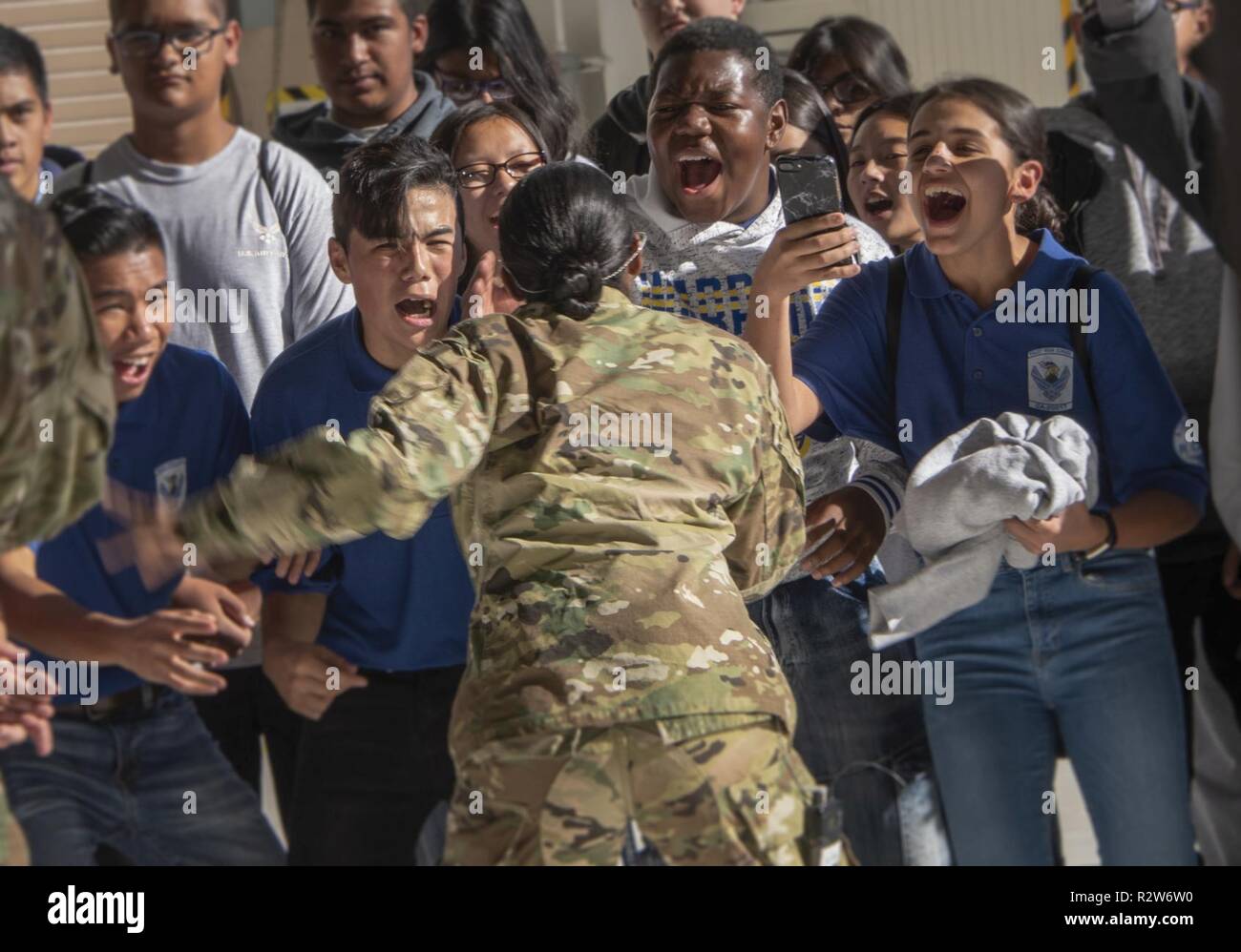 Us Air Force Senior Airman Salina Boodoosingh, ein Sänger mit der United States Air Force Band des Goldenen Westen, erhält die Masse bewegt, Nov. 8, 2018, Travis Air Force Base, Kalifornien. Travis hosted Junior Reserve Officer Training Corps Schüler aus drei Schulen im Norden Calif Studenten über die verschiedenen Berufsfelder in der US Air Force gelernt, bereiste statische Flugzeuge, ein Schlafsaal und hatten die Gelegenheit, mit Mitarbeitern über militärische Leben zu sprechen. Stockfoto