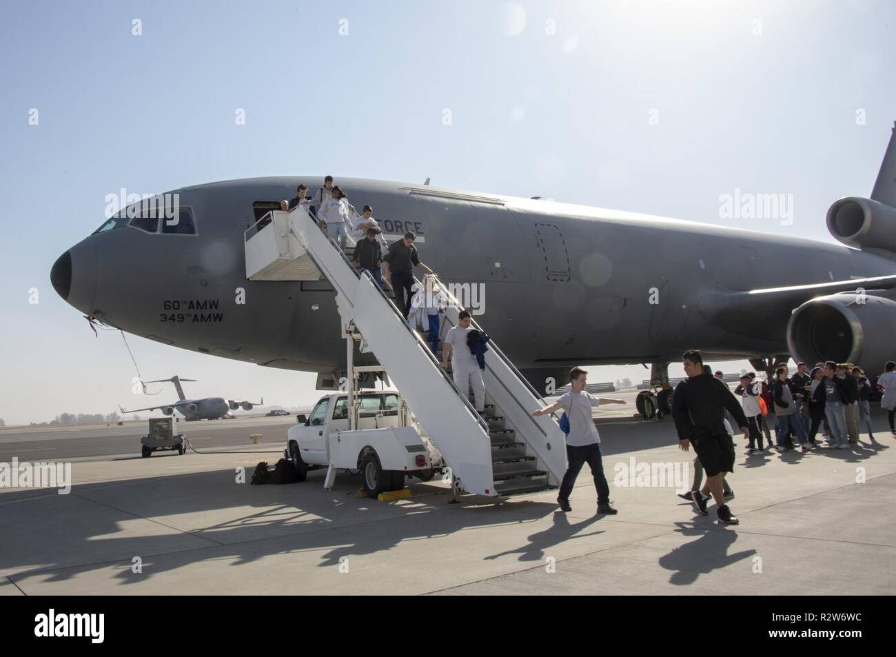 Studierende erhalten aus erster Hand bezogene Erfahrung während einer Tour von statischen Heavy lift Flugzeuge während einer Tour, Nov. 8, 2018, Travis Air Force Base, Kalifornien. Travis hosted Junior Reserve Officer Training Corps Schüler aus drei Schulen im Norden Calif Studenten über die verschiedenen Berufsfelder in der US Air Force gelernt, bereiste statische Flugzeuge, ein Schlafsaal und hatten die Gelegenheit, mit Mitarbeitern über militärische Leben zu sprechen. Stockfoto