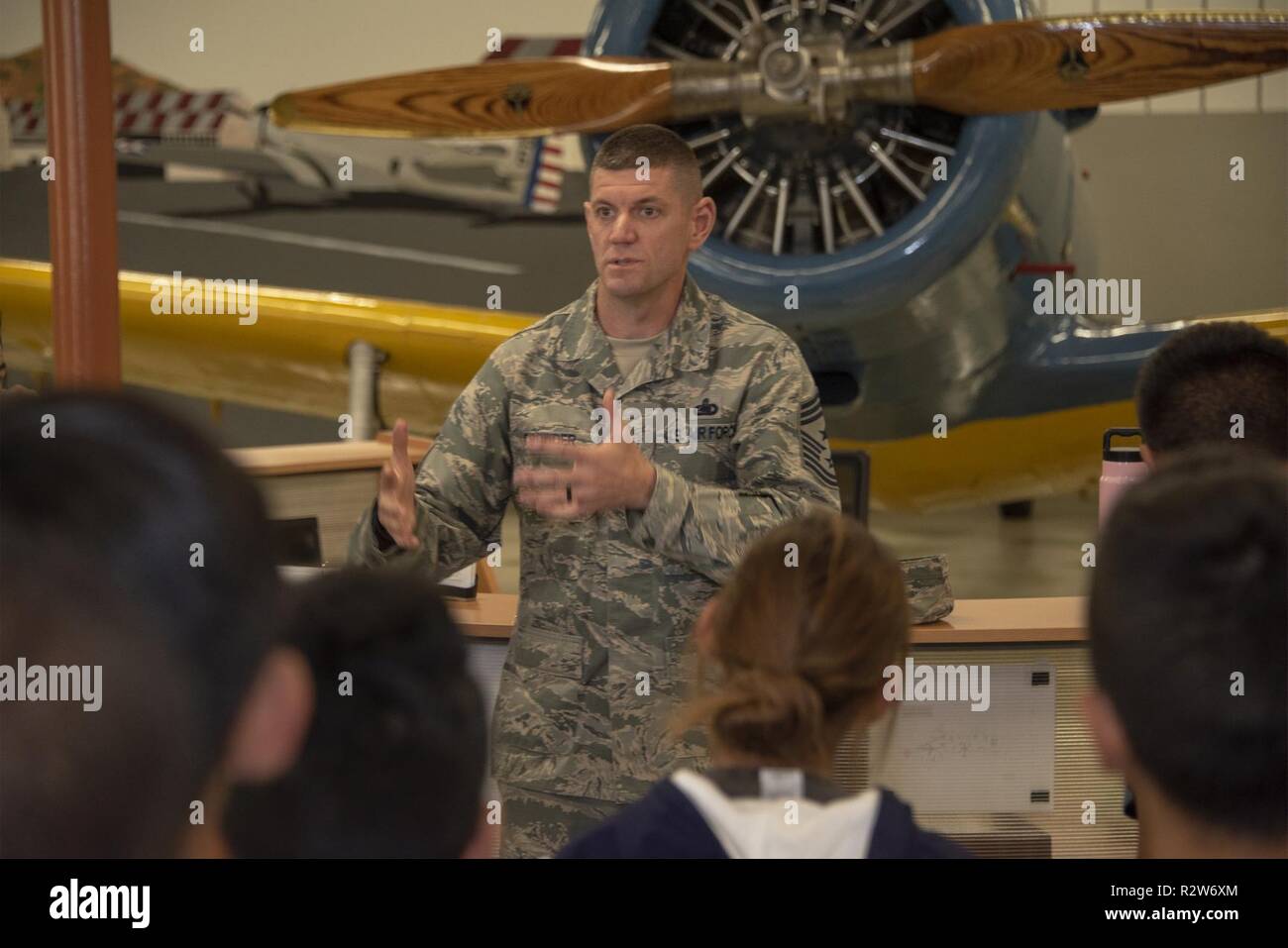 Us Air Force Chief Master Sgt. Derek Crowder, Befehl Chief, 60th Air Mobility Wing, Felder Fragen während einer Tour, Nov. 8, 2018, Travis Air Force Base, Kalifornien. Travis hosted Junior Reserve Officer Training Corps Schüler aus drei Schulen im Norden Calif Studenten über die verschiedenen Berufsfelder in der US Air Force gelernt, bereiste statische Flugzeuge, ein Schlafsaal und hatten die Gelegenheit, mit Mitarbeitern über militärische Leben zu sprechen. Stockfoto