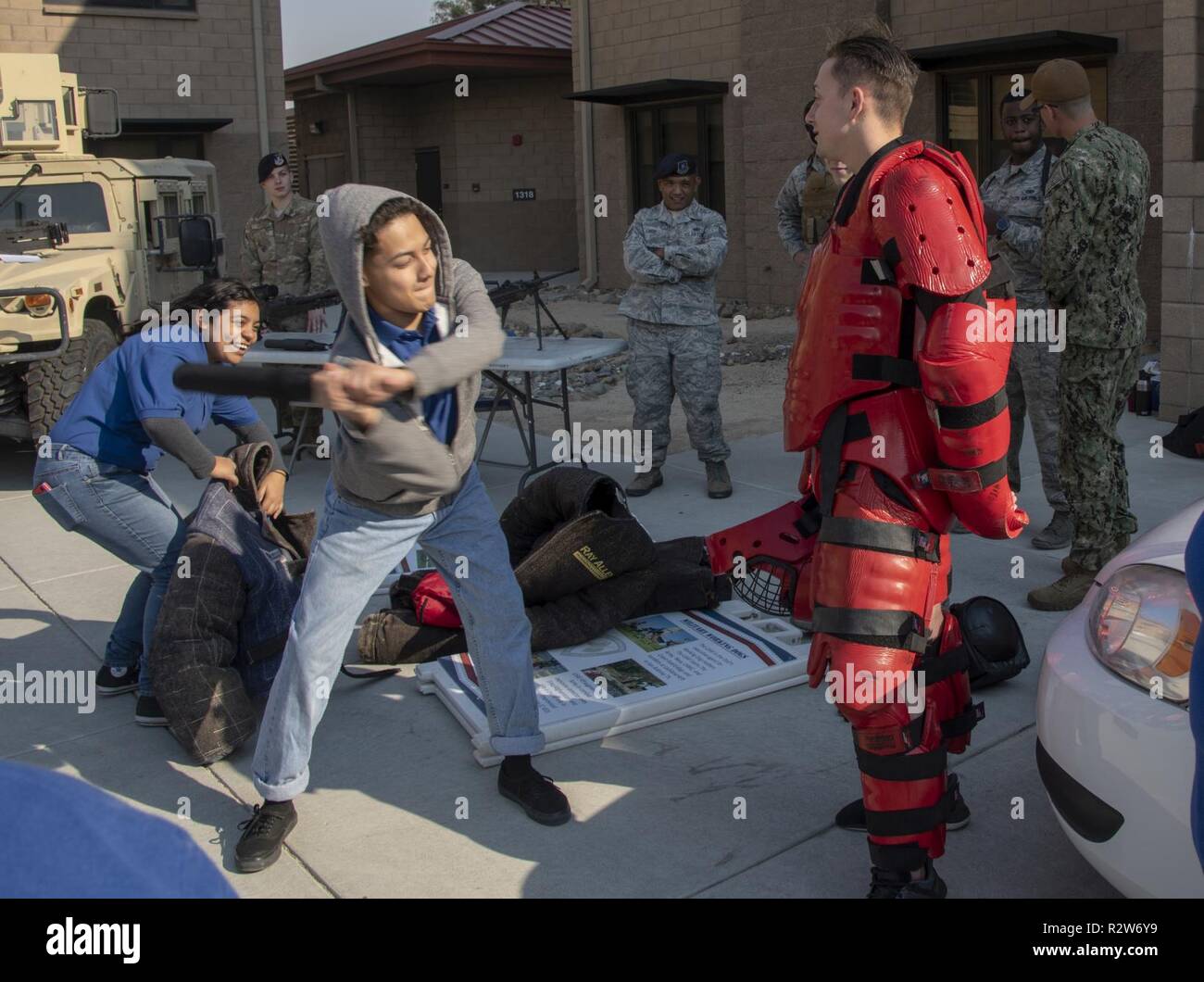 Ein Student versucht eine Einbuchtung in der Redman, ein Schutzanzug durch Sicherheitskräfte getragen während einer Tour, Nov. 8, 2018, Travis Air Force Base, Kalifornien zu machen. Travis hosted Junior Reserve Officer Training Corps Schüler aus drei Schulen im Norden Calif Studenten über die verschiedenen Berufsfelder in der US Air Force gelernt, bereiste statische Flugzeuge, ein Schlafsaal und hatten die Gelegenheit, mit Mitarbeitern über militärische Leben zu sprechen. Stockfoto