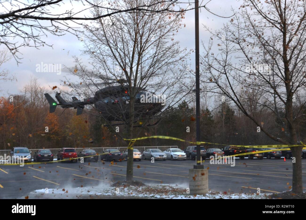 Ein Hubschrauber landet auf einer improvisierten Landeplatz November 14, 2018, außerhalb von Mercedes-Benz Financial Services in Farmington Hills, Michigan. Der Vogel hatte kamen US-Armee Generalmajor Gregory J. Vadnais, der Adjutant General und Leiter des Militärischen und Veterans Affairs von Michigan, zurück zu Joint Forces Hauptsitz in Lansing, Michigan zu nehmen. Stockfoto