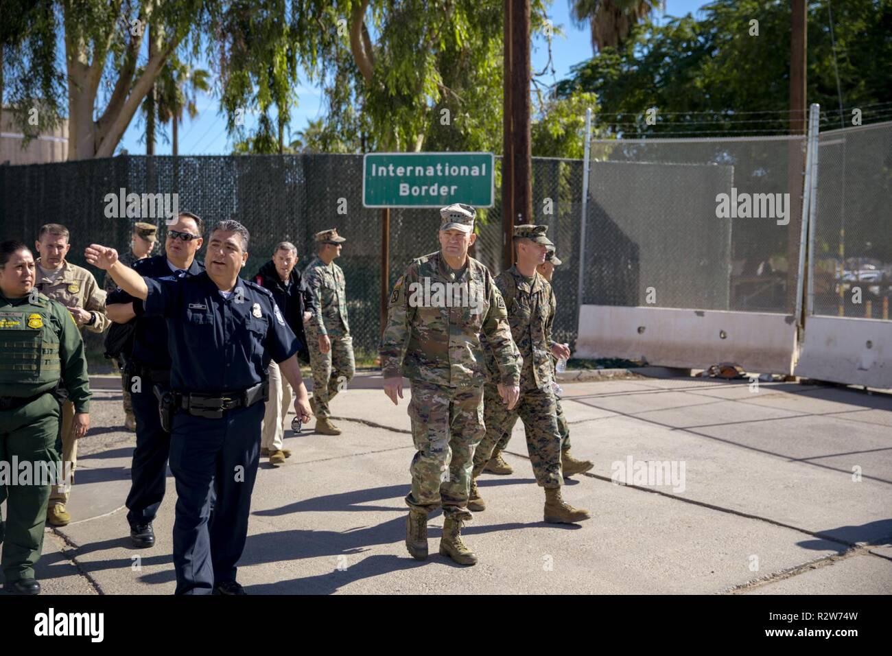 Calexico Port Regisseur David Salazar guides US-Armee Nord Befehlshaber Generalleutnant Jeffrey Buchanan auf einer Tour der Calexico West Port der Eintragung. Sie sind von Chief PATROL-Agenten der US Border Patrol El Centro Sektor Gloria Chavez und San Diego Direktor der Feldeinsätze Pete Flores begleitet. November 13, 2018. Stockfoto