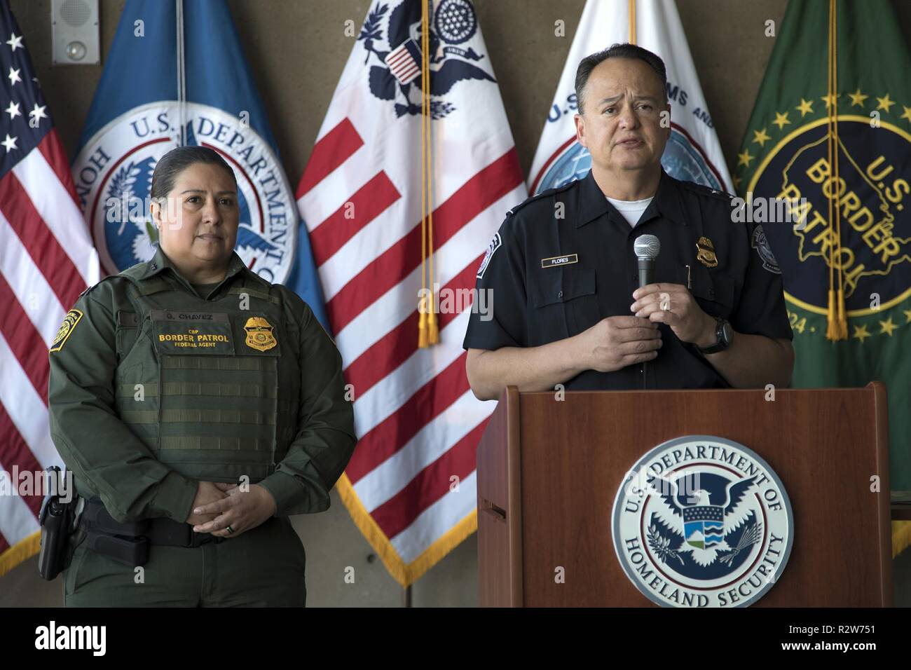 Pete Flores, San Diego Direktor der Feldeinsätze Adressen media Outlets im Calexico Einfuhrhafen in Bezug auf militärische Unterstützung des CBP Betrieb sichere Leitung. Er ist von Hunter Davis, Direktor von Luft und Marine in San Diego, Gloria Chavez, Chief PATROL-Agenten der US Border Patrol El Centro Sektor, und die US-amerikanische Armee Nord Befehlshaber Generalleutnant Jeffrey Buchanan. November 13, 2018. Stockfoto