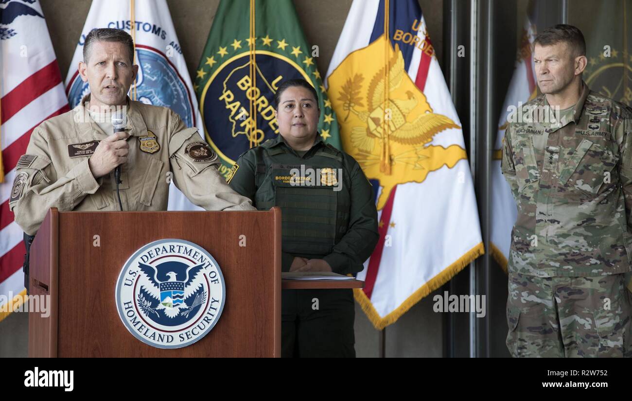 Hunter Davis, Direktor von Luft und Marine in San Diego Adressen media Outlets im Calexico Einfuhrhafen in Bezug auf militärische Unterstützung des CBP Betrieb sichere Leitung. Er ist von Pete Flores, San Diego Direktor der Feldeinsätze, Gloria Chavez, Chief PATROL-Agenten der US Border Patrol El Centro Sektor verbunden ist, und in der US-Armee Nord Befehlshaber Generalleutnant Jeffrey Buchanan. November 13, 2018. Stockfoto