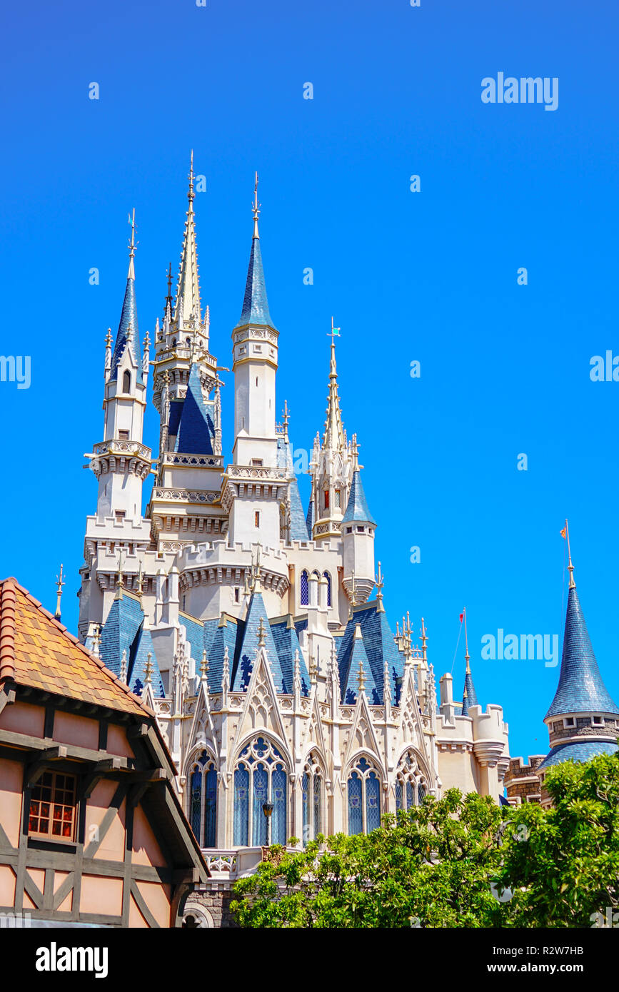 Schöne Cinderella Castle, das Symbol von Tokyo Disneyland in Tokio Disney Resort in Urayasu, Präfektur Chiba, Tokio, Japan Stockfoto