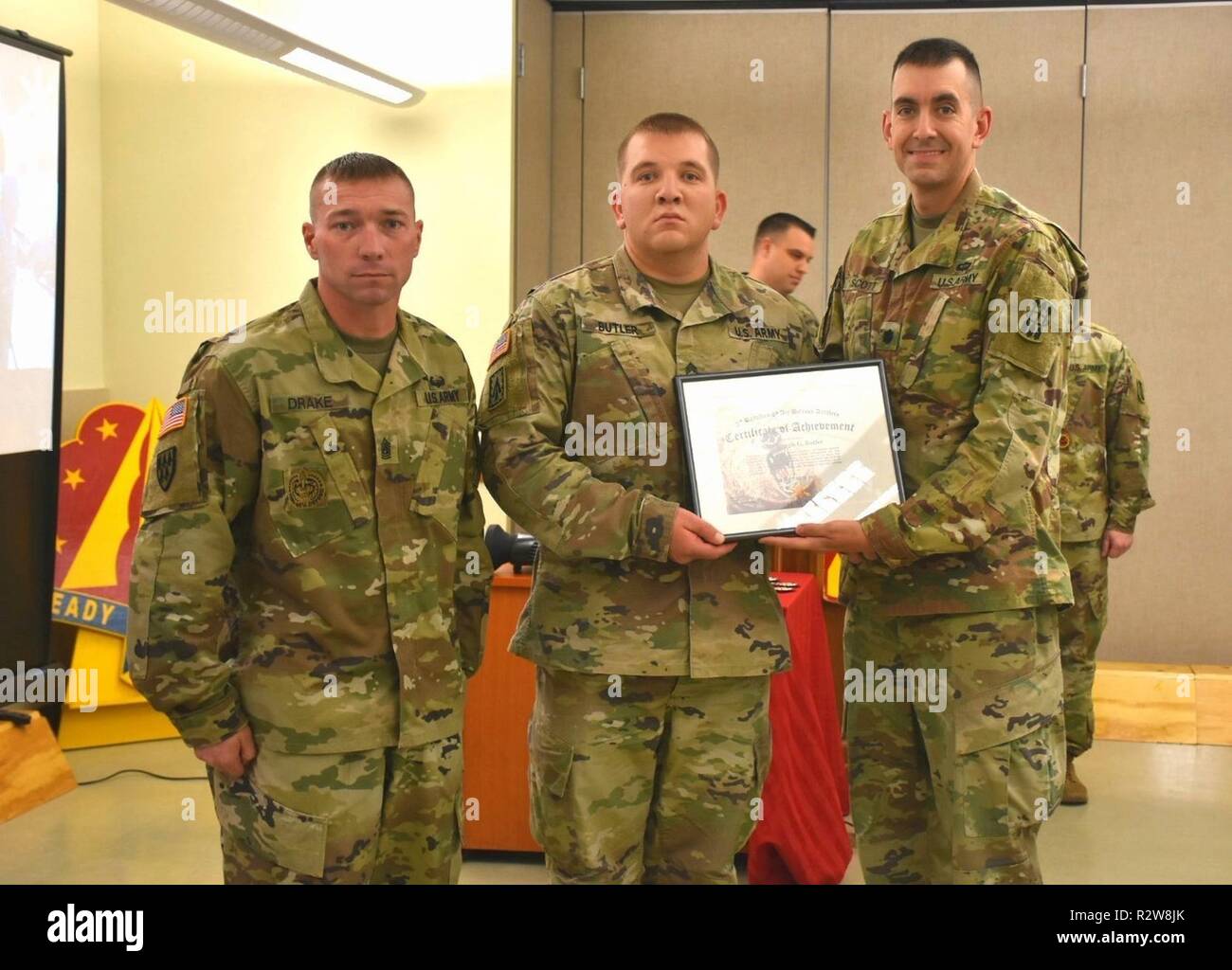 Staff Sgt. Joseph Butler aus Charlie Batterie, 2-1 Air Defense Artillery Battalion, erhielt die höchste Auszeichnung und wurde als der PMG Ehre Absolvent anerkannt. Stockfoto