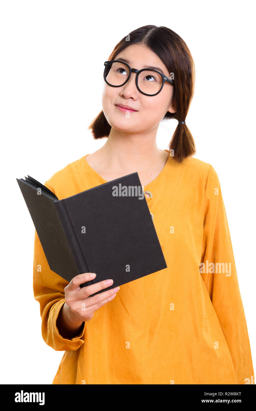 Junge schöne asiatische Frau mit Buch beim Denken Stockfoto