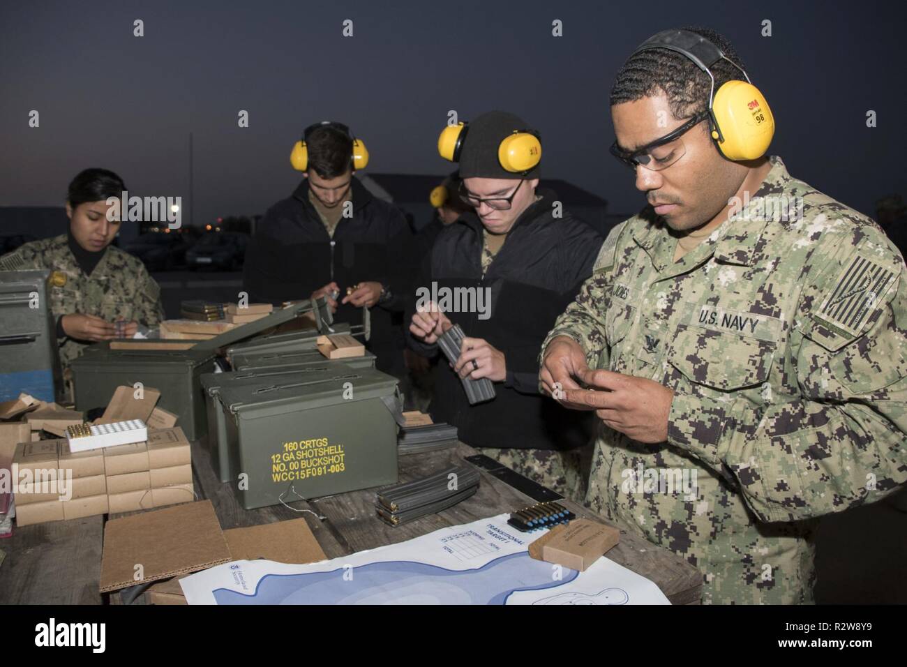 NAVAL STATION Rota, Spanien (15. November 2018) Matrosen zu Naval Station Rota, Spanien zusätzliche Sicherheit Kraft, Last 5,56 mm runde Zeitschriften für die Marine Gewehr Qualifikation Kurs, 15. November 2018 zugeordnet. Naval Station Rota erhält die Flotte, ermöglicht der Kämpfer und unterstützt die Familie durch die Durchführung von Flugbetrieb, Port Operations, Sicherheit und Sicherheit, Gewährleistung der Qualität des Lebens und die Bereitstellung der zentralen Dienste von Strom, Wasser, Kraftstoff- und Informationstechnologie. Stockfoto