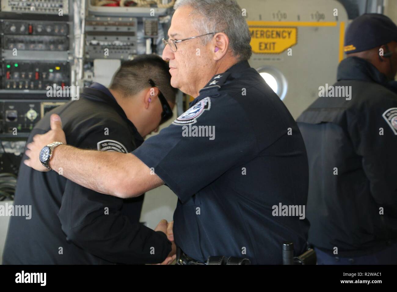 Us-amerikanischen Zoll- und Grenzschutzbehörden Offiziere von der El Paso Field Office board a US Air Force C-17 Flugzeug am internationalen Flughafen El Paso für den Transport zu Kalifornien in Unterstützung der CBP-Betrieb sichere Leitung. CBP bewegt sich Hunderte von zusätzlichem Personal in die Fähigkeit, sicher mehrere mögliche Eventualitäten Adresse zu gewährleisten, auf und zwischen den südlichen Kalifornien der Einreise. November 15, 2018. CBP Stockfoto