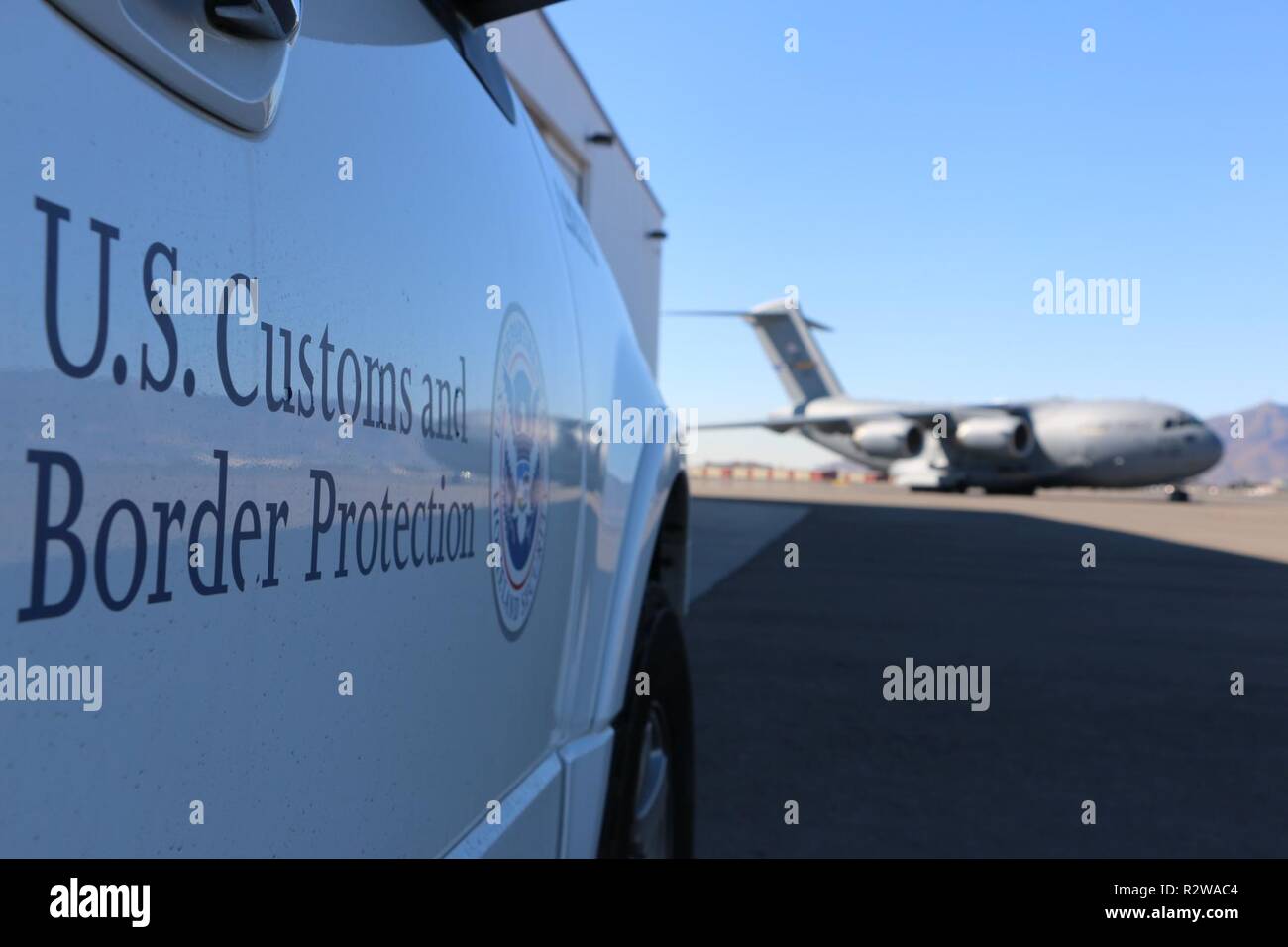 Us-amerikanischen Zoll- und Grenzschutzbehörden Offiziere von der El Paso Field Office board a US Air Force C-17 Flugzeug am internationalen Flughafen El Paso für den Transport zu Kalifornien in Unterstützung der CBP-Betrieb sichere Leitung. CBP bewegt sich Hunderte von zusätzlichem Personal in die Fähigkeit, sicher mehrere mögliche Eventualitäten Adresse zu gewährleisten, auf und zwischen den südlichen Kalifornien der Einreise. November 15, 2018. CBP Stockfoto