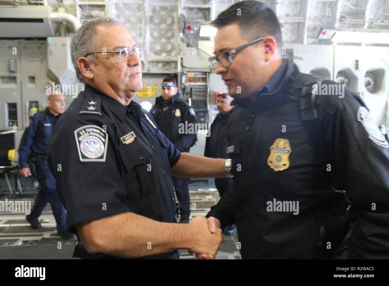 Us-amerikanischen Zoll- und Grenzschutzbehörden Offiziere von der El Paso Field Office board a US Air Force C-17 Flugzeug am internationalen Flughafen El Paso für den Transport zu Kalifornien in Unterstützung der CBP-Betrieb sichere Leitung. CBP bewegt sich Hunderte von zusätzlichem Personal in die Fähigkeit, sicher mehrere mögliche Eventualitäten Adresse zu gewährleisten, auf und zwischen den südlichen Kalifornien der Einreise. November 15, 2018. CBP Stockfoto