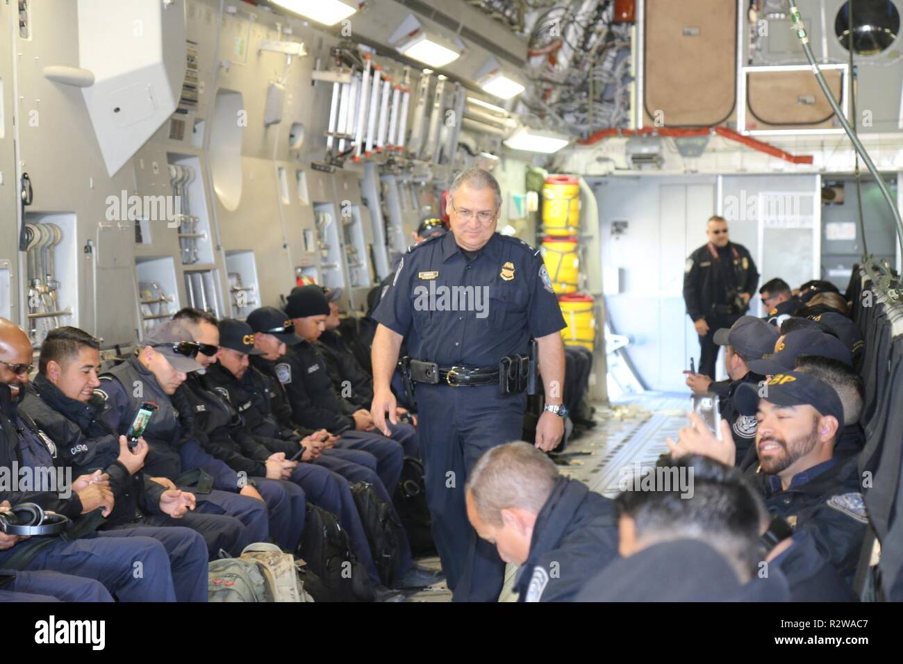 Us-amerikanischen Zoll- und Grenzschutzbehörden Offiziere von der El Paso Field Office board a US Air Force C-17 Flugzeug am internationalen Flughafen El Paso für den Transport zu Kalifornien in Unterstützung der CBP-Betrieb sichere Leitung. CBP bewegt sich Hunderte von zusätzlichem Personal in die Fähigkeit, sicher mehrere mögliche Eventualitäten Adresse zu gewährleisten, auf und zwischen den südlichen Kalifornien der Einreise. November 15, 2018. CBP Stockfoto