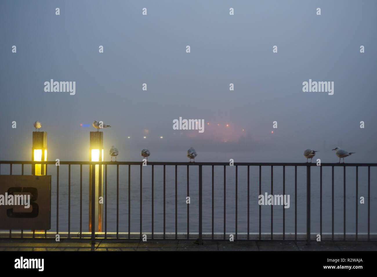 Hamburg, Deutschland - 24. November 2014: nebligen Abend im November im Hamburger Hafen. Stockfoto