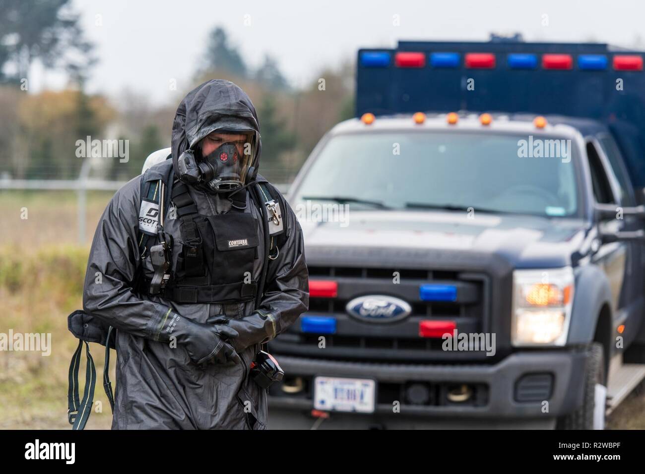 Ein Mitglied von 102 zivilen Support Team (CST) der Oregon National Guard bereitet eine unbekannte Substanz während einer Übung mit der Oregon Abteilung der Korrekturen in Coos Bay, Erz zu untersuchen, am 14. November 2018. Die 102 CST unterstützt die zivilen Behörden bei inländischen Standorte wenn Sie dazu aufgefordert werden, sowohl für die Beabsichtigte und unbeabsichtigte Freisetzung von chemischen, biologischen, radiologischen, nuklearen und explosiven (CBRNE) und natürliche oder vom Menschen verursachte Katastrophen, die resultieren oder in Verlust von Leben oder Eigentum in den Vereinigten Staaten führen. ( Stockfoto