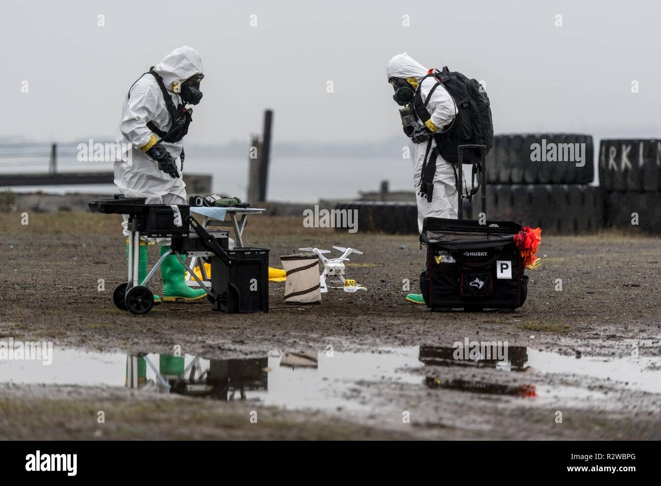 Mitglieder der Oregon National Guard 102 zivilen Support Team (CST) einer unbekannten Substanz während einer Übung mit der Oregon Abteilung der Korrekturen in Coos Bay, Erz untersuchen, am 14. November 2018. Die 102 CST unterstützt die zivilen Behörden bei inländischen Standorte wenn Sie dazu aufgefordert werden, sowohl für die Beabsichtigte und unbeabsichtigte Freisetzung von chemischen, biologischen, radiologischen, nuklearen und explosiven (CBRNE) und natürliche oder vom Menschen verursachte Katastrophen, die resultieren oder in Verlust von Leben oder Eigentum in den Vereinigten Staaten führen. ( Stockfoto