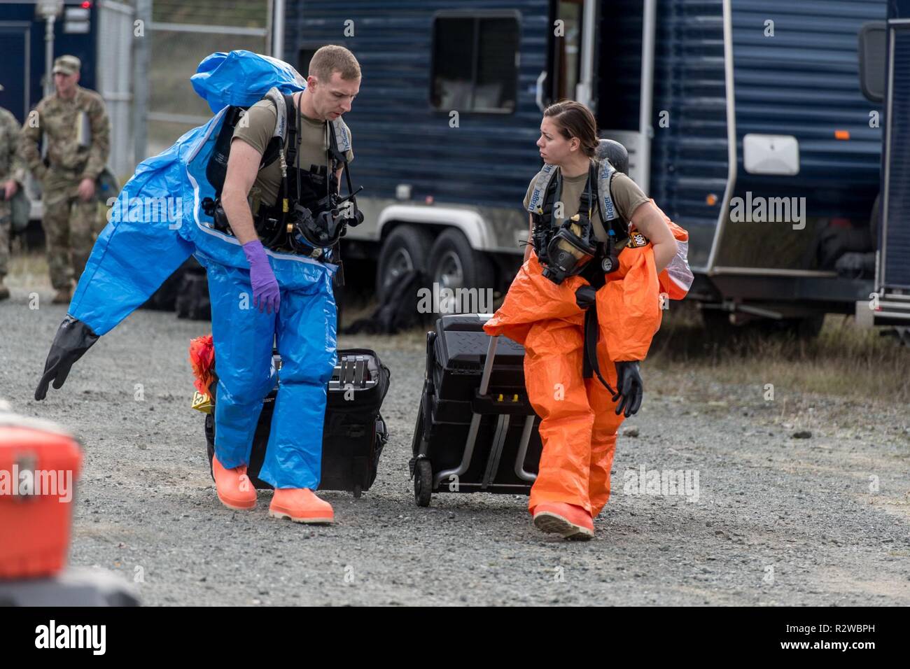 Mitglieder von 102 zivilen der Oregon National Guard Support Team (CST) bereiten Sie eine unbekannte Substanz während einer Übung mit der Oregon Abteilung der Korrekturen in Coos Bay, Erz zu untersuchen, am 14. November 2018. Die 102 CST unterstützt die zivilen Behörden bei inländischen Standorte wenn Sie dazu aufgefordert werden, sowohl für die Beabsichtigte und unbeabsichtigte Freisetzung von chemischen, biologischen, radiologischen, nuklearen und explosiven (CBRNE) und natürliche oder vom Menschen verursachte Katastrophen, die resultieren oder in Verlust von Leben oder Eigentum in den Vereinigten Staaten führen. ( Stockfoto