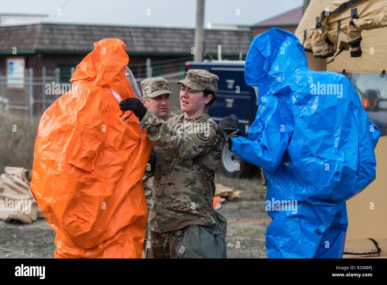 Mitglieder von 102 zivilen der Oregon National Guard Support Team (CST) bereiten Sie eine unbekannte Substanz während einer Übung mit der Oregon Abteilung der Korrekturen in Coos Bay, Erz zu untersuchen, am 14. November 2018. Die 102 CST unterstützt die zivilen Behörden bei inländischen Standorte wenn Sie dazu aufgefordert werden, sowohl für die Beabsichtigte und unbeabsichtigte Freisetzung von chemischen, biologischen, radiologischen, nuklearen und explosiven (CBRNE) und natürliche oder vom Menschen verursachte Katastrophen, die resultieren oder in Verlust von Leben oder Eigentum in den Vereinigten Staaten führen. ( Stockfoto