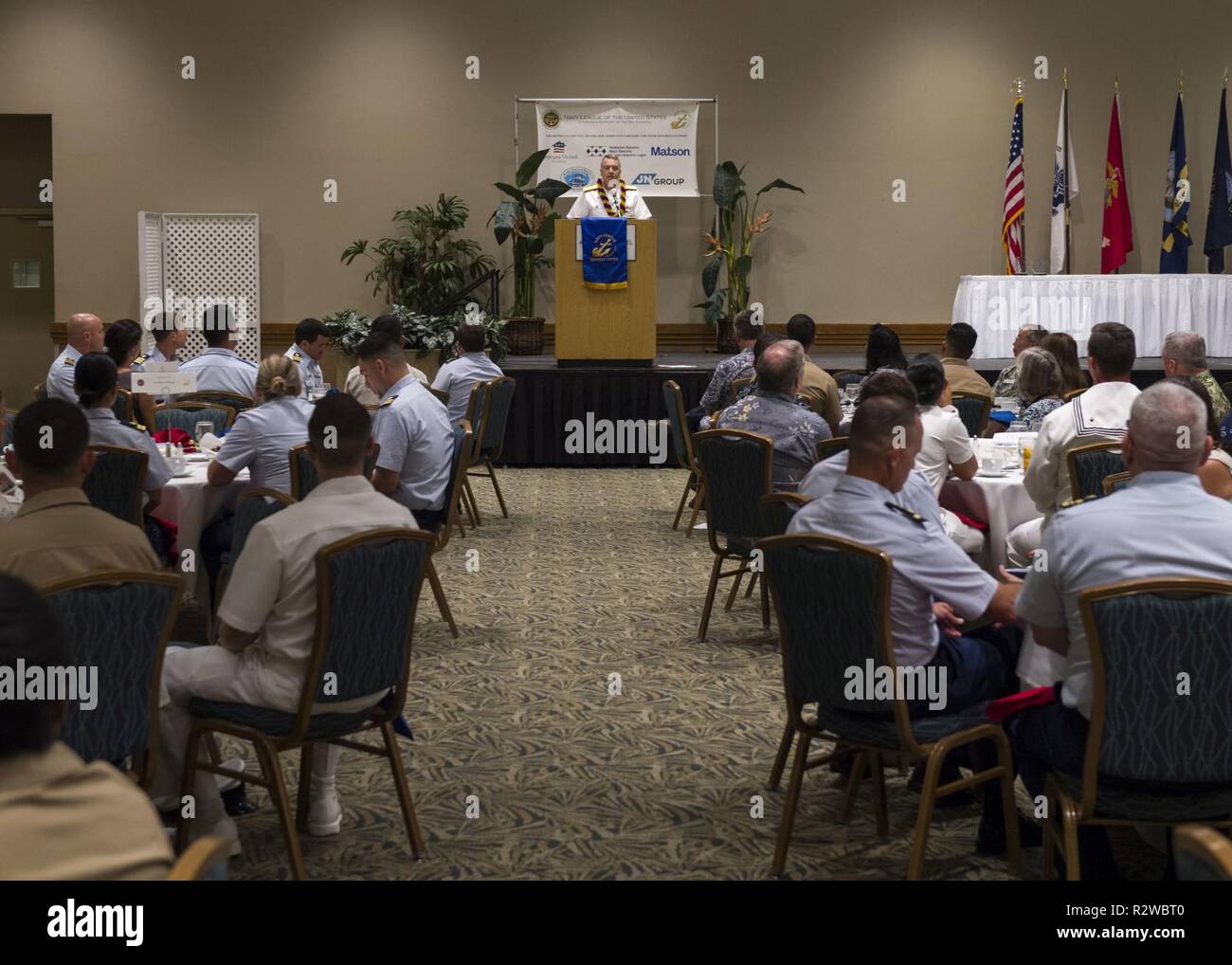 HONOLULU (Nov. 15, 2018) Hintere Adm. Jim Gewässer, Direktor, maritimen Hauptquartier und Keynote speaker, liefert Erläuterungen auf der 58. jährlichen Meer Dienstleistungen Preisverleihung. Der Fall ehrt in der Spitzengruppe der US Navy, Marine Corps und Coast Guard. Stockfoto