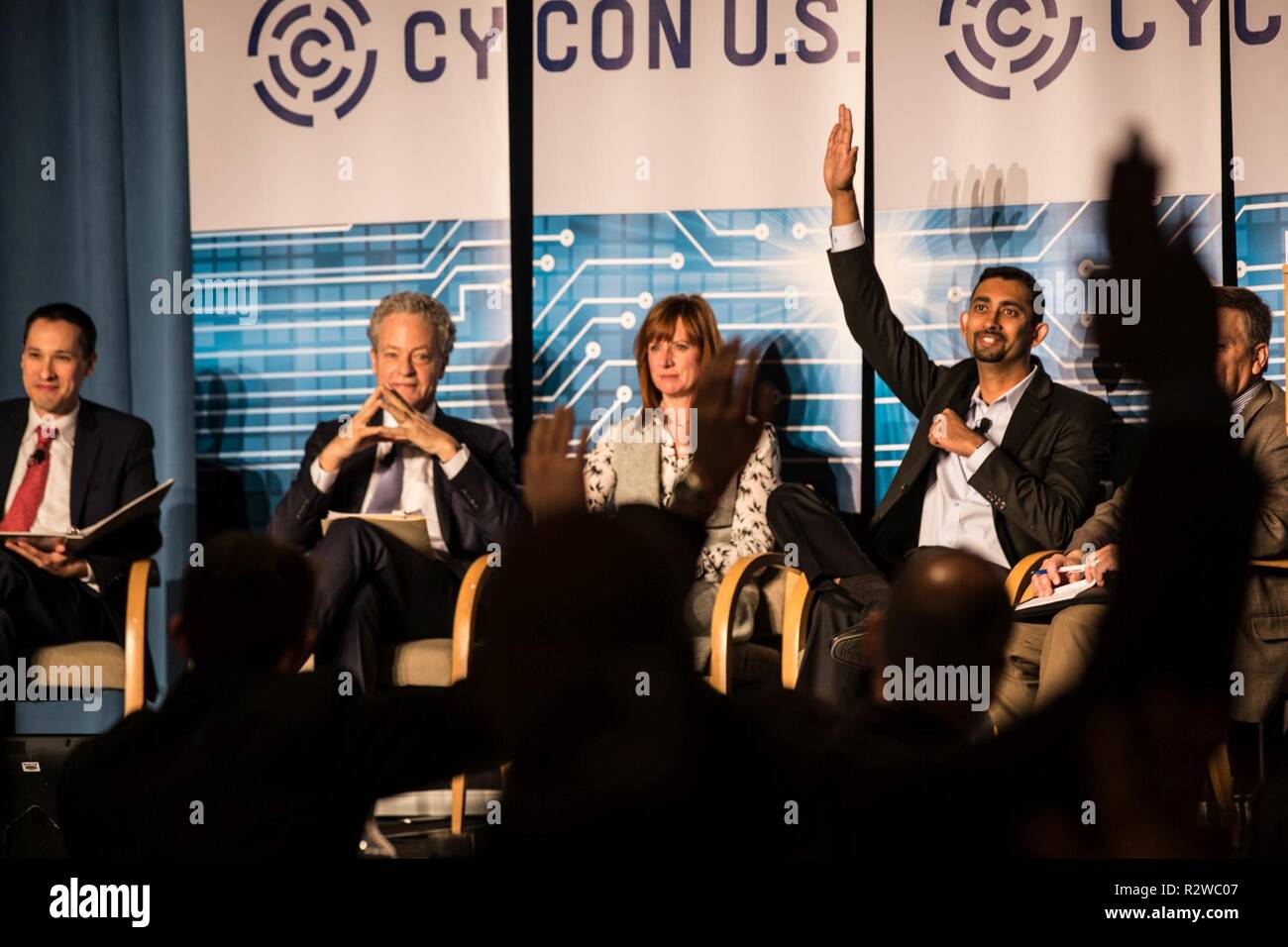 Die Diskussionsteilnehmer sprechen auf der Internationalen Konferenz über Cyber Konflikt (CyCon) am 07.11.14., 2018, an der Ronald Reagan Building und International Trade Center in Washington, District of Columbia. Die CyCon sorgt für Öffentlichkeitsarbeit Lücken zu überbrücken und den Austausch von Informationen über die Armee zu fördern, Militär und acadamic, Industrie und Regierung cyber Gemeinschaften. Stockfoto