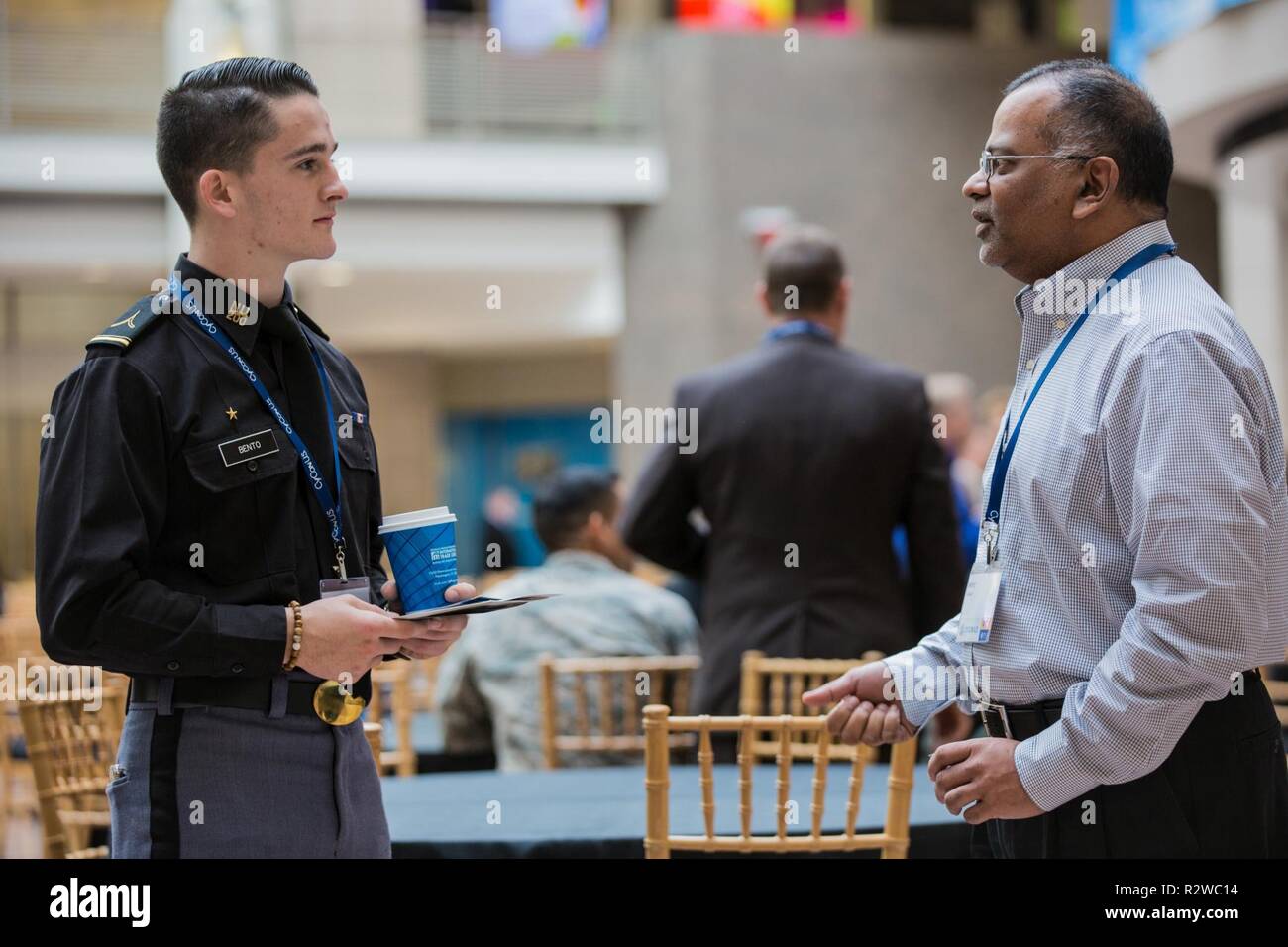 Die Teilnehmer der Internationalen Konferenz über Cyber Konflikt (CyCon) conversate, am 07.11.14., 2018, an der Ronald Reagan Building und International Trade Center in Washington, District of Columbia. Die CyCon sorgt für Öffentlichkeitsarbeit Lücken zu überbrücken und den Austausch von Informationen über die Armee zu fördern, Militär und acadamic, Industrie und Regierung cyber Gemeinschaften. Stockfoto