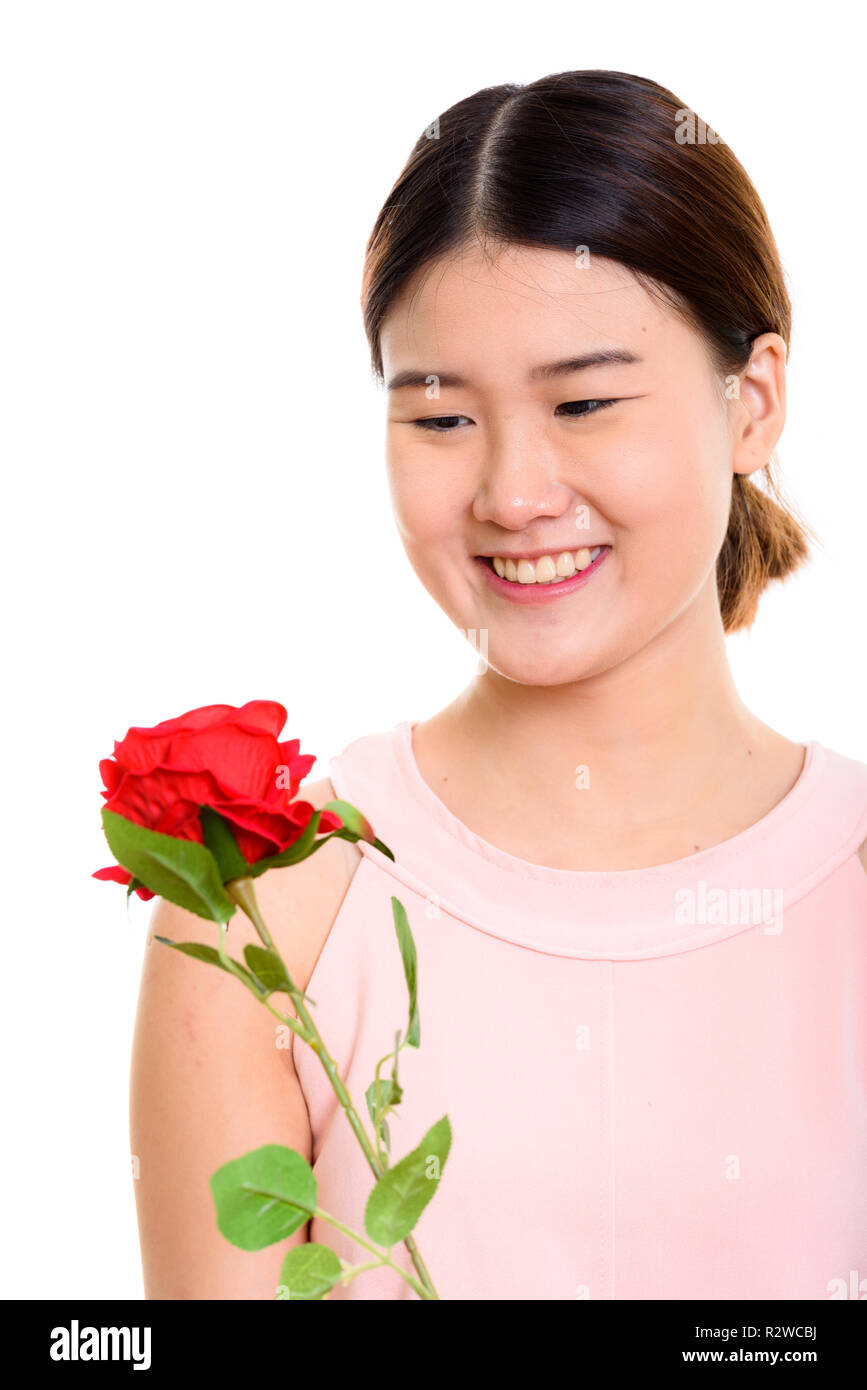 In der Nähe der Jugendlichen gerne asiatische Frau lächelnd Halten und Lo Stockfoto