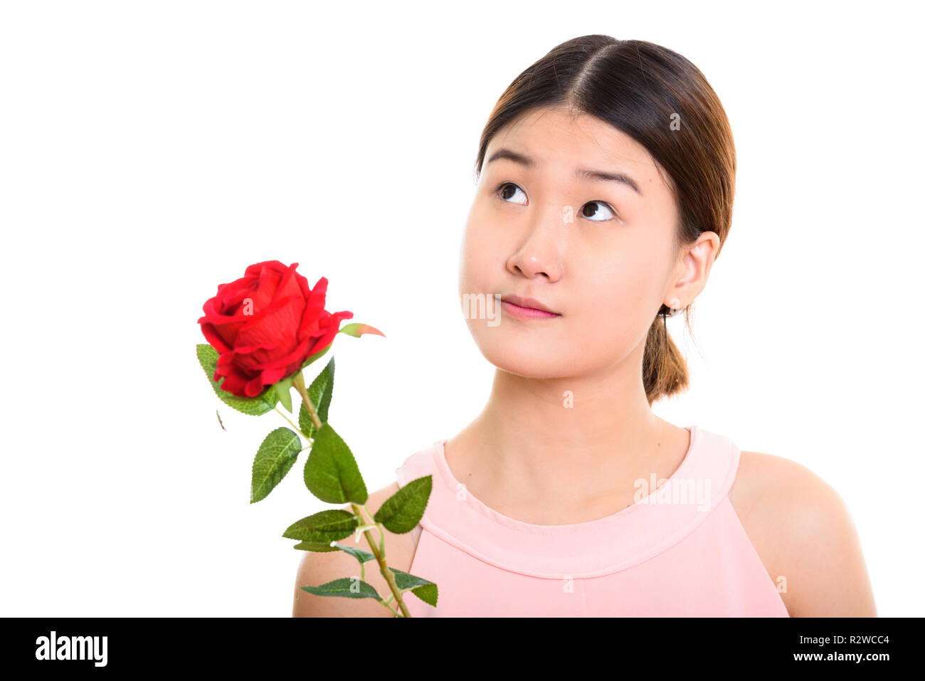 Studio erschossen Der junge schöne asiatische Frau mit roten Rose whil Stockfoto